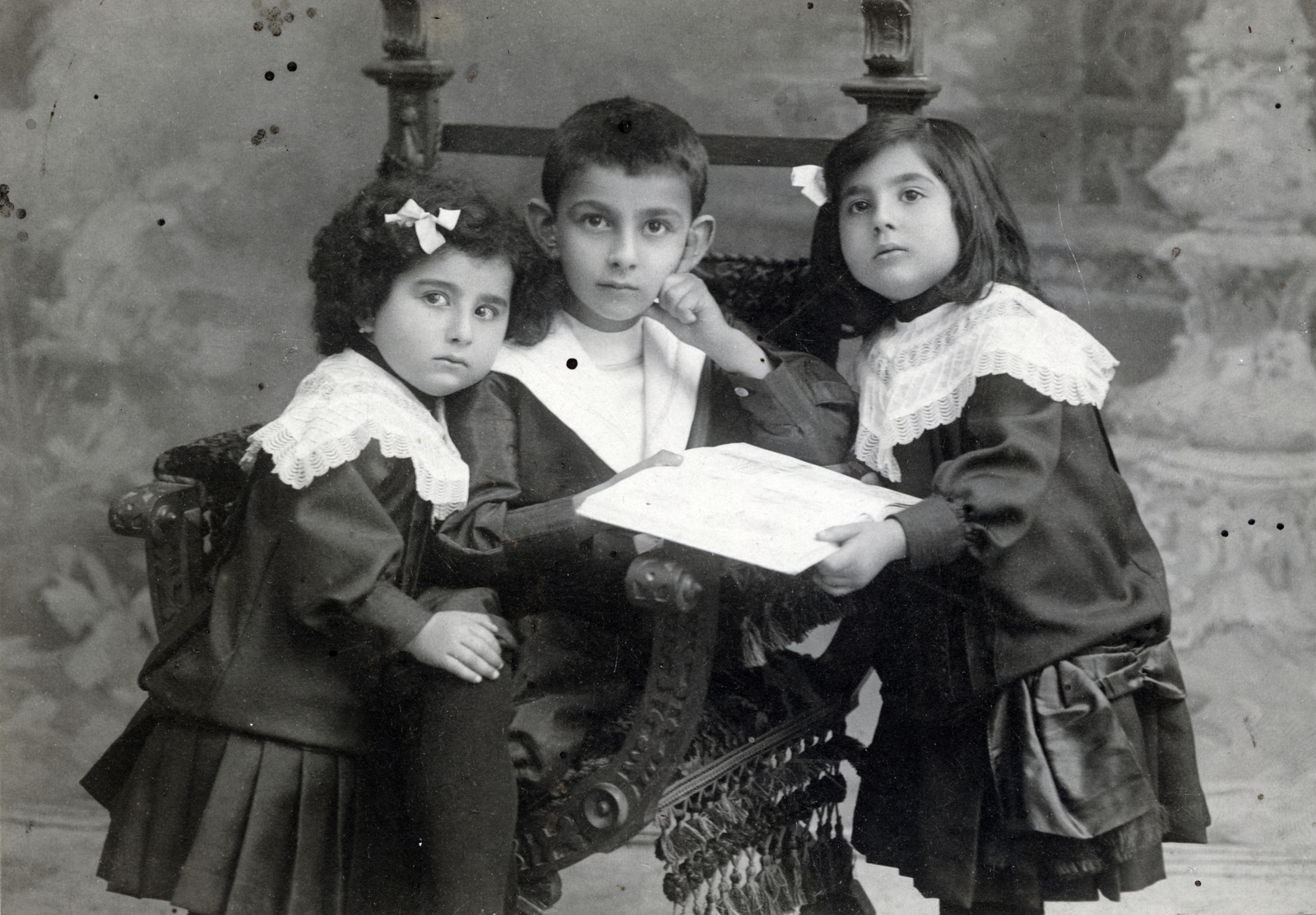 1906, Breuer Pál, hárman, ünneplő ruha, gyerekek, masni, műterem, Fortepan #272260