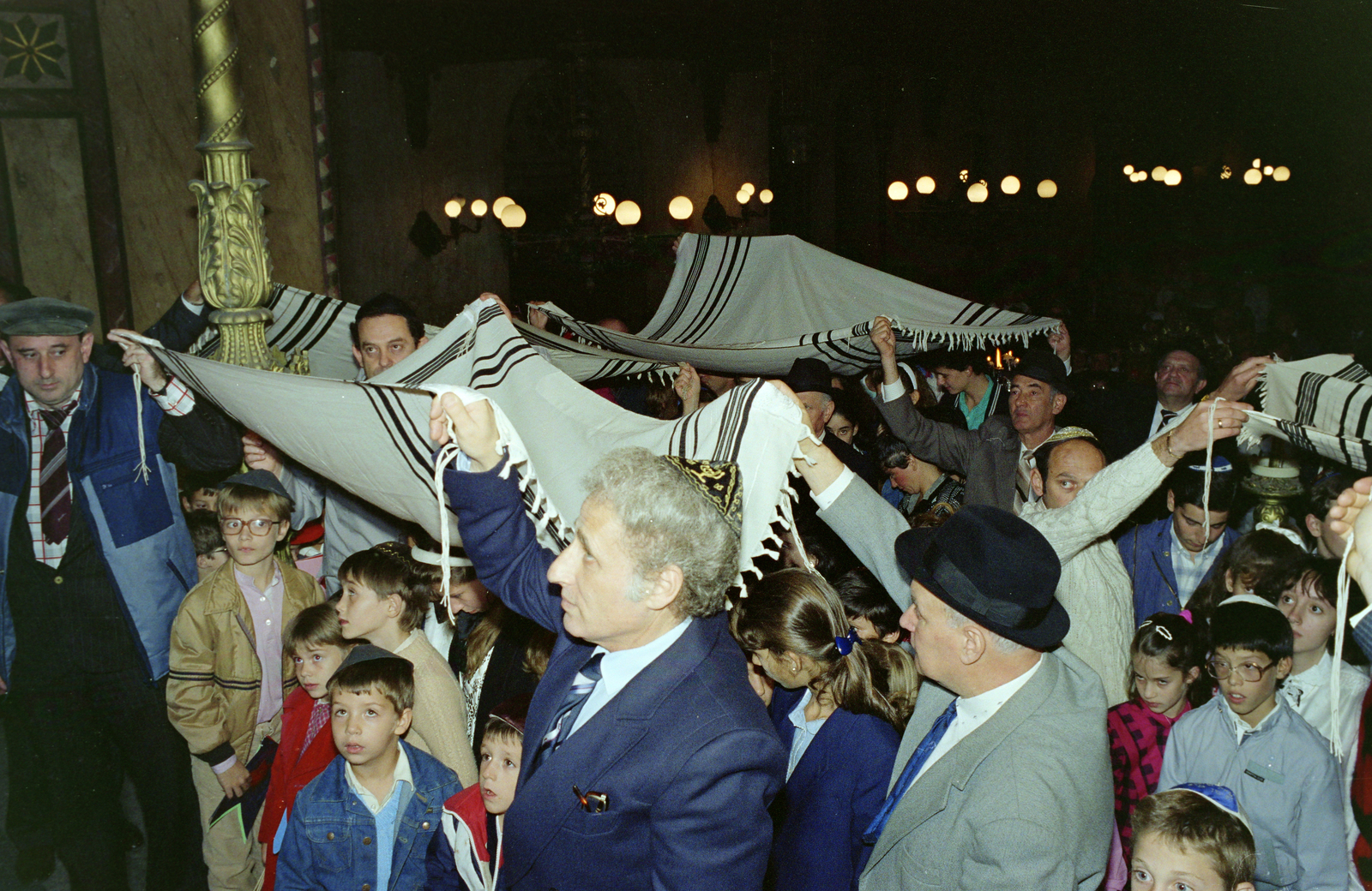 Hungary, Budapest VII., a felvétel a Dohány utcai zsinagógában készült. Elől sötét zakóban Zoltai Gusztáv a Magyarországi Zsidó Hitközségek Szövetsége (Mazsihisz) ügyvezető igazgatója., 1989, Iványi László, Budapest, Fortepan #272272