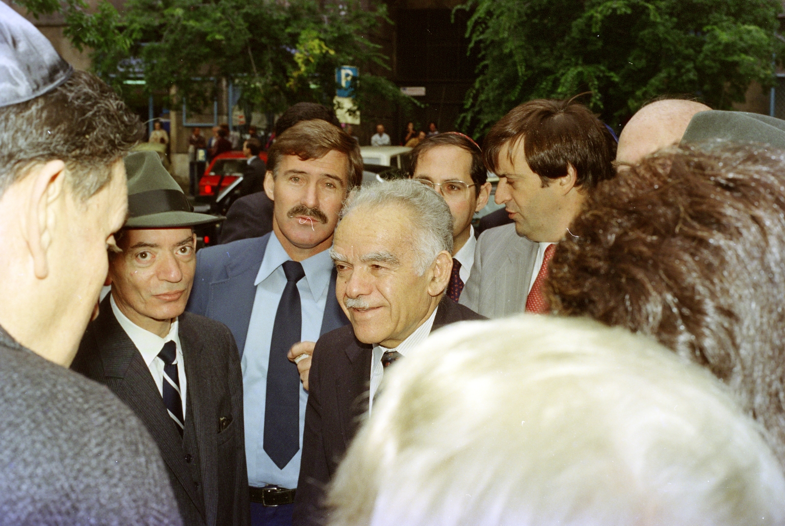 Magyarország, Budapest VII., Dohány utca, a felvétel a zsinagóga előtt készült, középen Jichák Sámir izraeli miniszterelnök. Balra kalappal Dr. Losonczi András a MIOK és a BIH elnöke., 1989, Iványi László, Budapest, Fortepan #272279