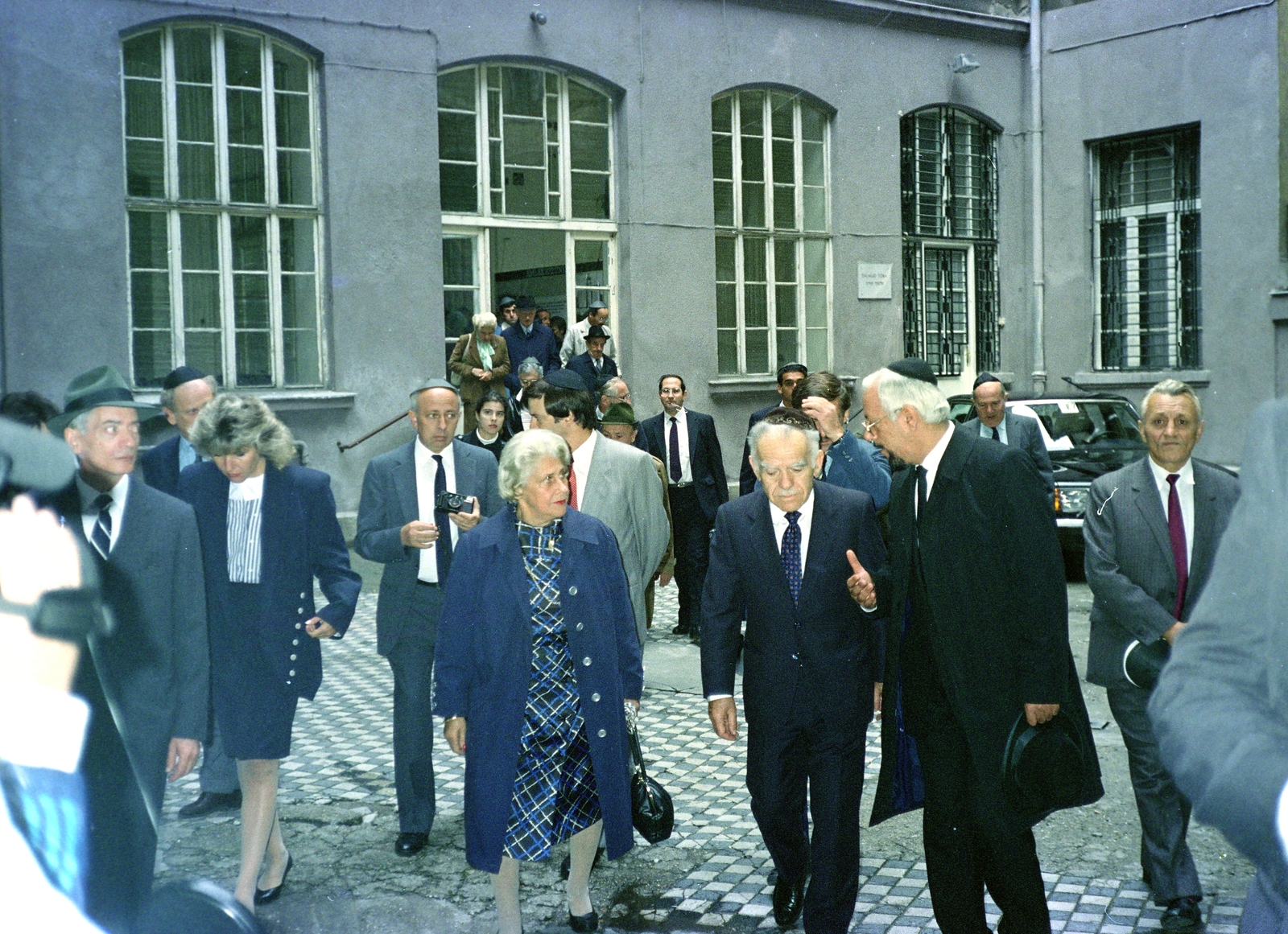 Hungary, Budapest VII., Síp utca 12., a Magyarországi Zsidó Hitközségek Szövetsége székházának udvara. Balra kalappal Dr. Losonczi András a MIOK és a BIH elnöke, kissé jobbra Jichák Sámir izraeli miniszterelnök és Schőner Alfréd főrabbi., 1989, Iványi László, Budapest, Fortepan #272280