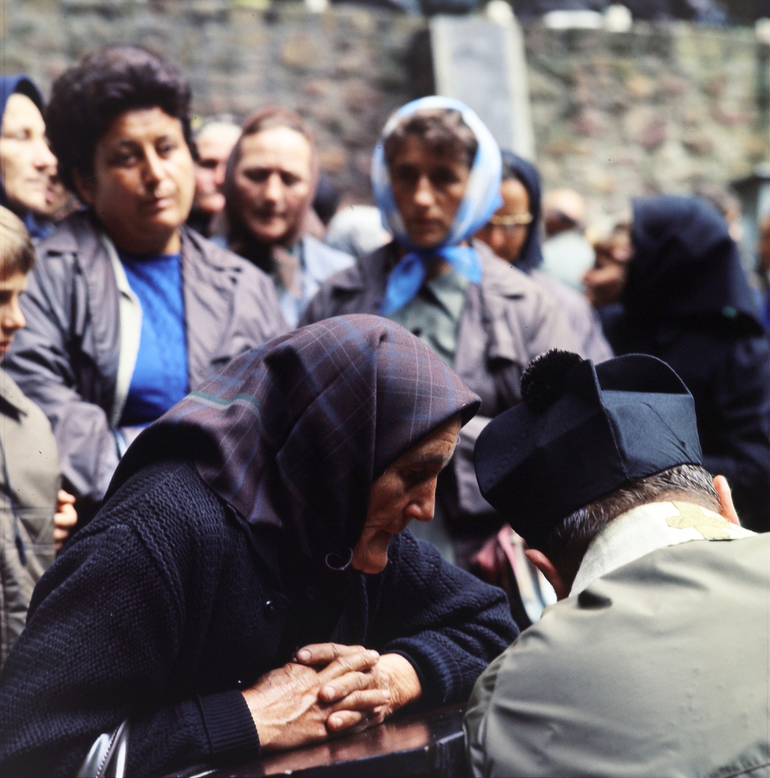 Hungary, Csatka, az imádkozó Szent Szűz búcsújáró helye. A felvétel a Szentkúti-kápolnánál, a Mária napi búcsú alkalmával készült., 1985, Cseriti, pilgrimage, pilgrimage, confession, Fortepan #272287
