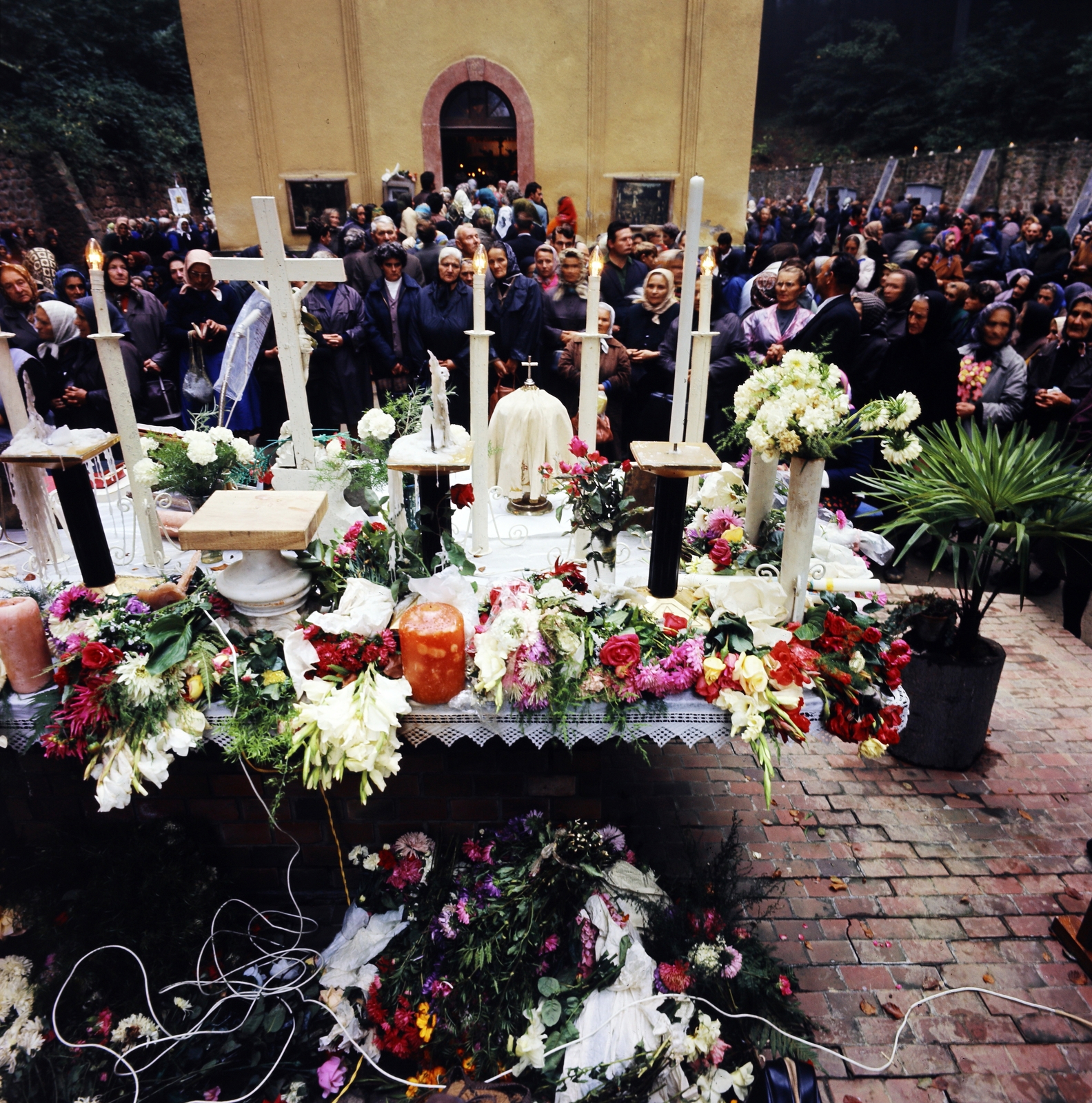 Magyarország, Csatka, az imádkozó Szent Szűz búcsújáró helye. A felvétel a Szentkúti-kápolna előtti oltárnál, a Mária napi búcsú alkalmával készült., 1985, Cseriti, zarándokhely, zarándoklat, ima, mézeskalács, rózsafüzér, Fortepan #272289