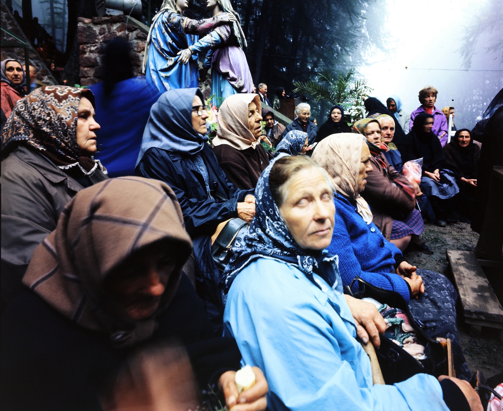 Hungary, Csatka, az imádkozó Szent Szűz búcsújáró helye. A felvétel a Szentkúti-kápolnánál, a Mária napi búcsú alkalmával készült., 1985, Cseriti, pilgrimage, pilgrimage, headscarf, colorful, Fortepan #272295
