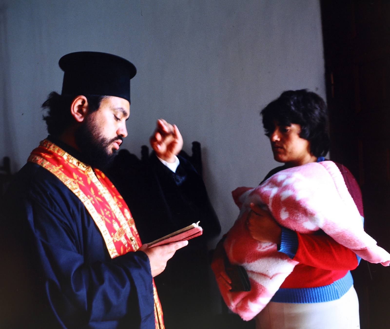 Hungary, Csatka, az imádkozó Szent Szűz búcsújáró helye. A felvétel a Szentkúti-kápolnánál, a Mária napi búcsú alkalmával készült., 1985, Cseriti, pilgrimage, pilgrimage, newborn, blessing, Serbian Orthodox Church, Fortepan #272296