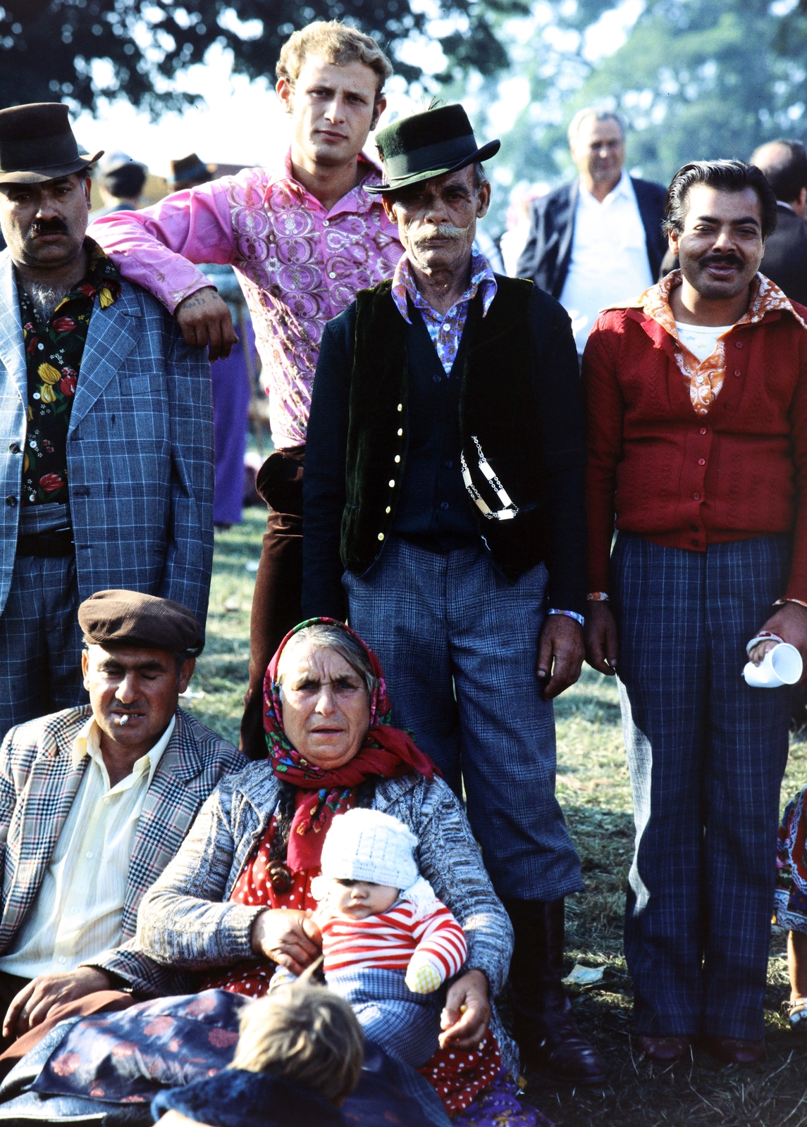Hungary, Csatka, az imádkozó Szent Szűz búcsújáró helye. A felvétel a Szentkúti-kápolnánál, a Mária napi búcsú alkalmával készült., 1985, Cseriti, pilgrimage, pilgrimage, gypsy, hat, moustache, family, Romani dress, Fortepan #272298