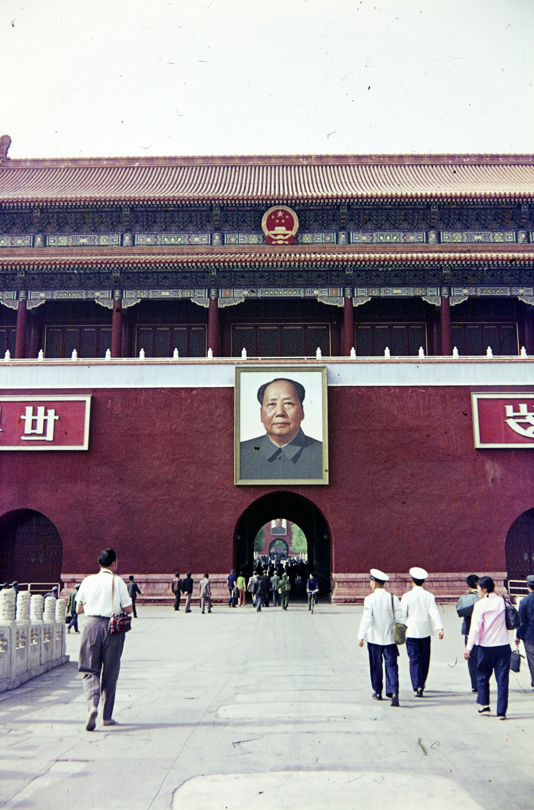 China, Beijing, Mennyei béke tere / Tienanmen tér, a Mennyei béke kapuja., 1974, Cseriti, crest, Mao Zedong-portrayal, Fortepan #272309