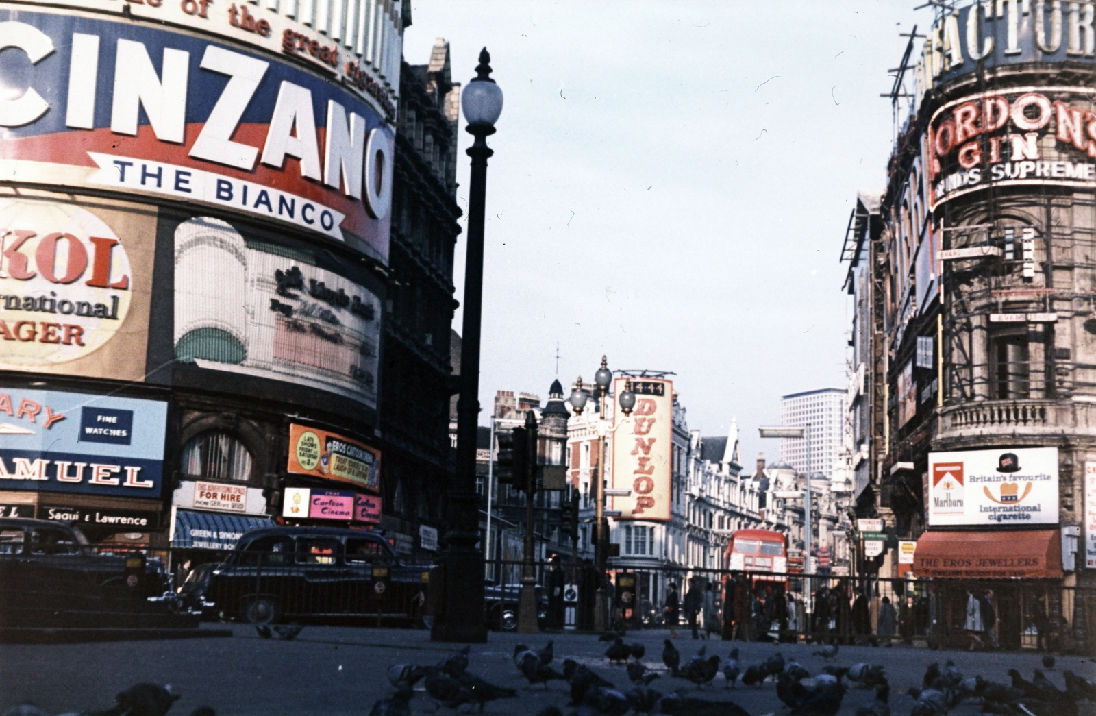 United Kingdom, London, Piccadilly Circus a Shaftesbury Avenue felé nézve, távolban a Centre Point toronyház., 1972, Cseriti, Fortepan #272313