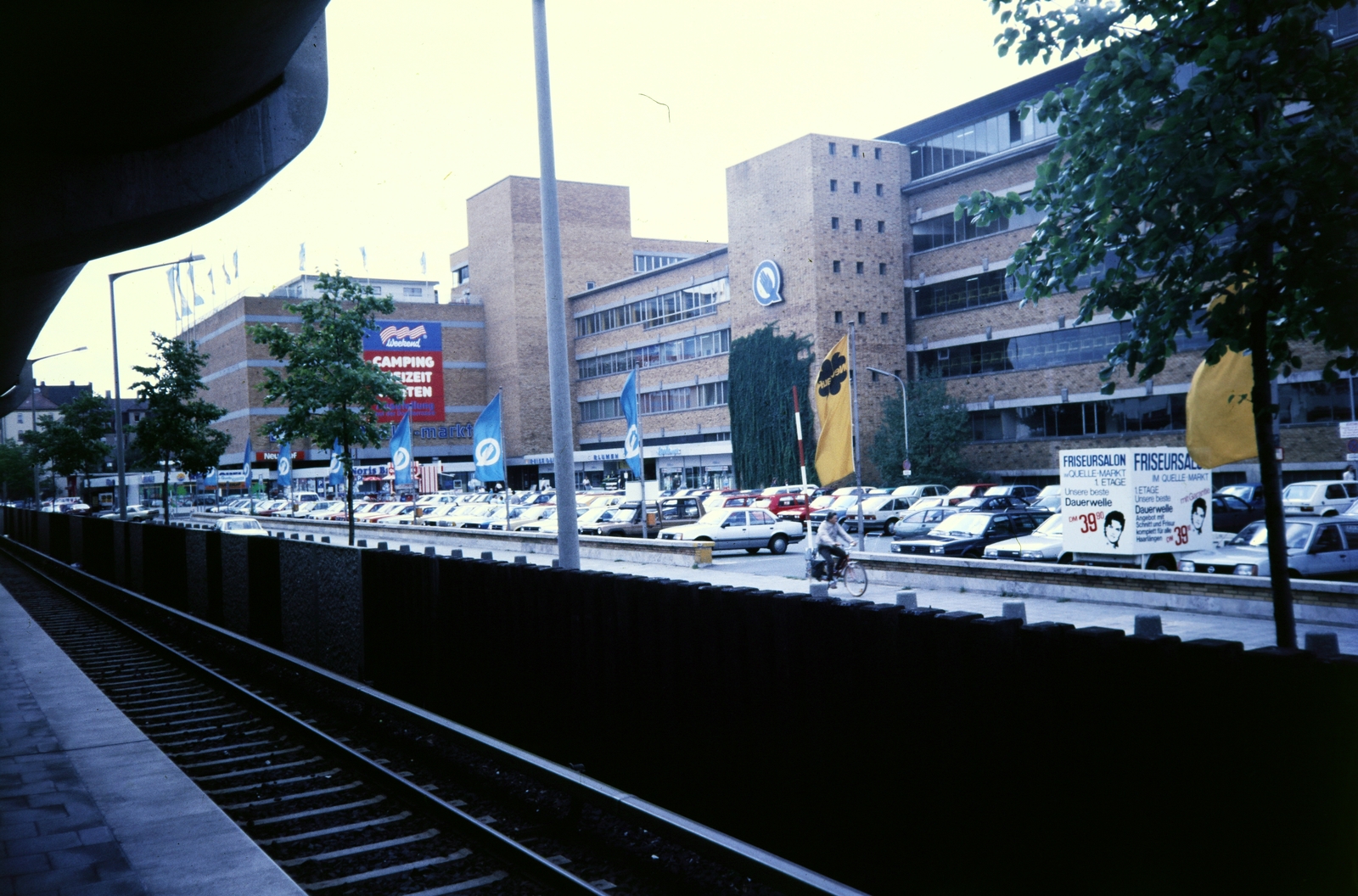 Germany, Nuremberg, Eberhardshof metróállomás. Szemben a Fürther Strasse, Quelle-áruház., 1984, Darányi Zsolt, Fortepan #272315