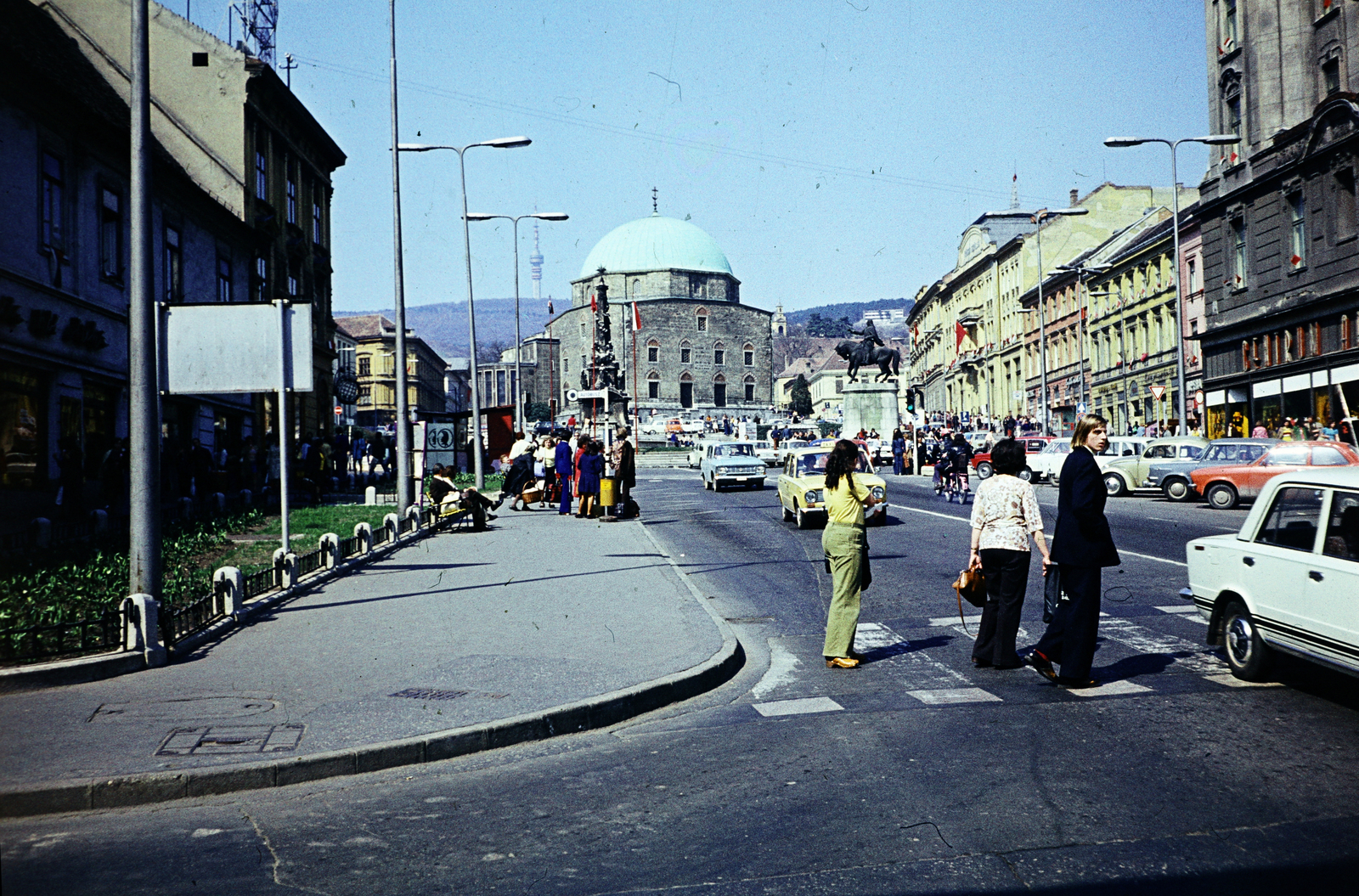 Hungary, Pécs, Széchenyi tér, Dzsámi előtt a Szentháromság-szobor és Hunyadi János szobra., 1976, Darányi Zsolt, Volkswagen Beetle, Riga-brand, crosswalk, Fortepan #272316