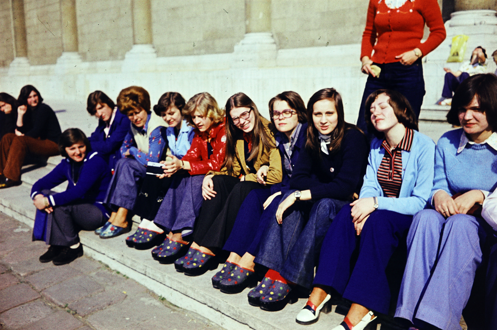 Hungary, Pécs, a felvétel a Szent Péter- és Szent Pál-székesegyház előtt készült., 1975, Darányi Zsolt, tableau, Cathedral, colorful, sitting on stairs, Fortepan #272318