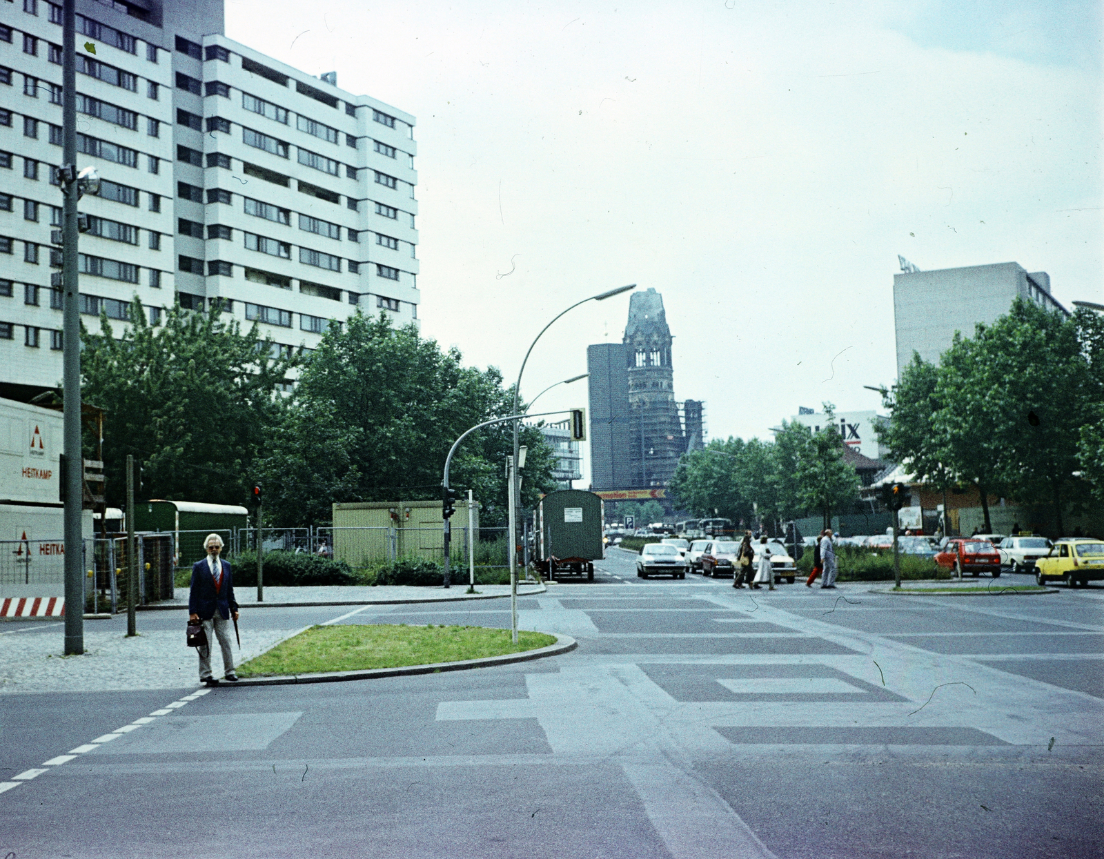 Germany, Berlin, Nyugat-Berlin, Budapester Straße. Szemben a Vilmos császár emléktemplom (Kaiser-Wilhelm-Gedächtnis-Kirche)., 1984, Darányi Zsolt, Fortepan #272320