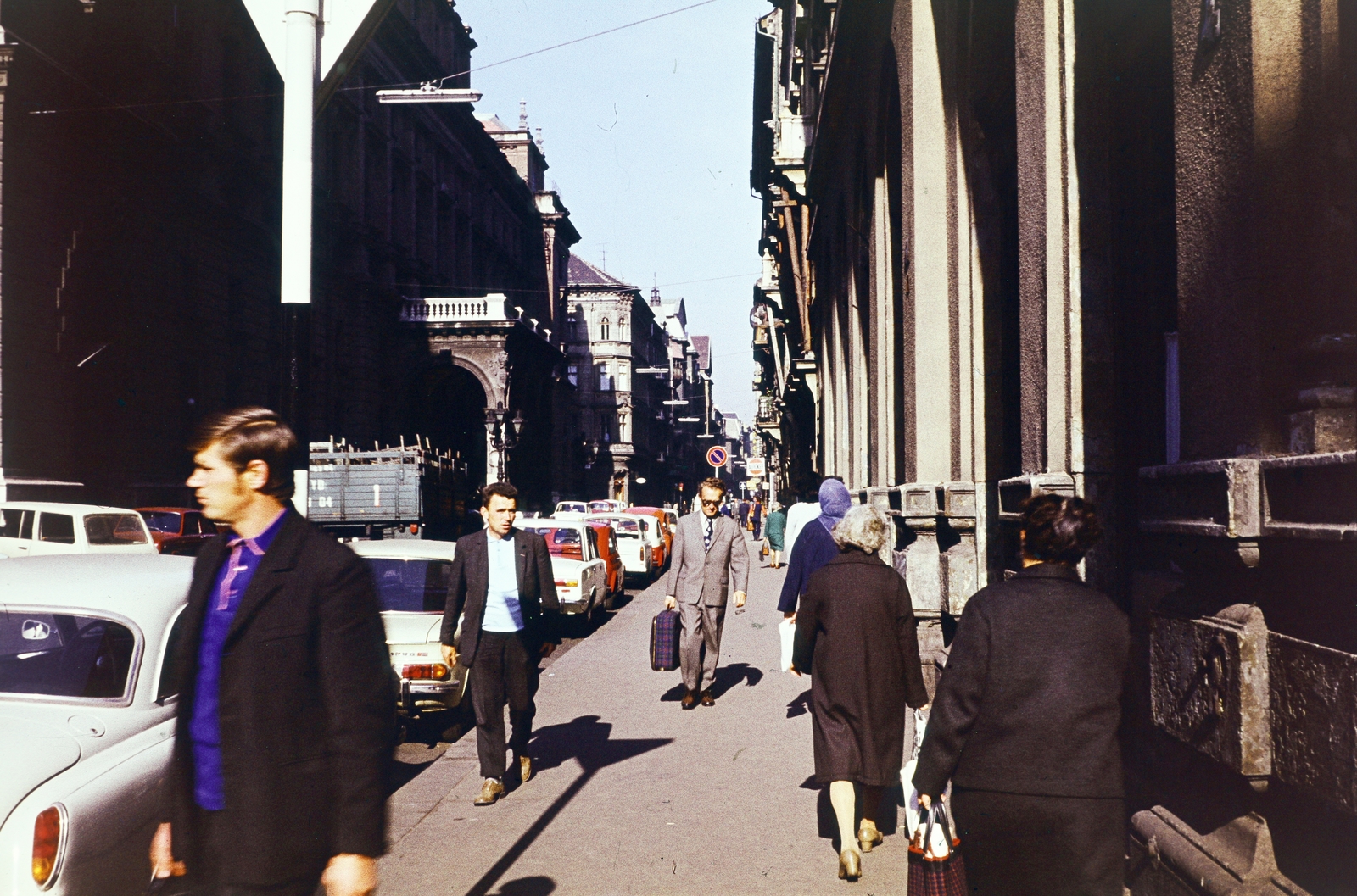 Hungary, Budapest VI., Hajós utca az Andrássy út (Népköztársaság útja) felől, balra a Magyar Állami Operaház., 1976, Darányi Zsolt, Budapest, Fortepan #272322