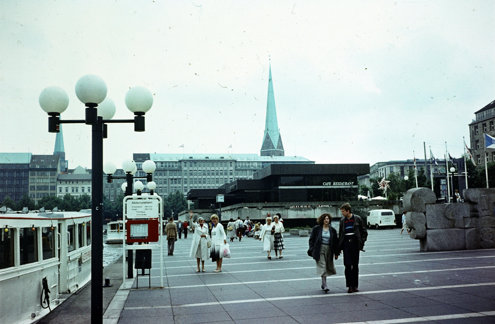 Németország, Hamburg, Jungfernstieg, szemben a Szent Péter-templom (Hauptkirche Sankt Petri) tornya, jobbra Hans Kock: Granitmauer című alkotása., 1979, Darányi Zsolt, Fortepan #272325