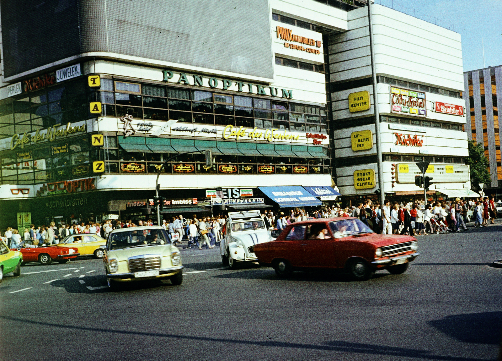 Németország, Berlin, Nyugat-Berlin, a Kurfürstendamm a Joachimsthaler Strasse sarkánál, a Ku'damm Eck bevásárlóközpont., 1984, Darányi Zsolt, Fortepan #272326