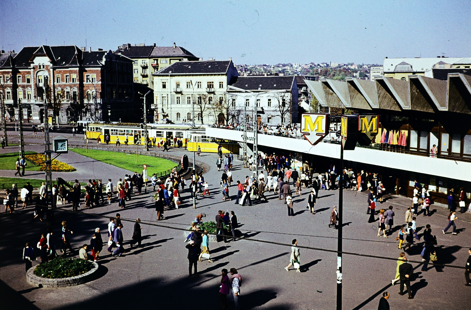 Magyarország, Budapest II., Széll Kálmán (Moszkva) tér, jobbra a metróállomás csarnoka., 1977, Darányi Zsolt, Budapest, óra, Fortepan #272332