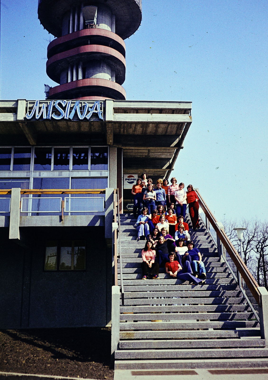 Magyarország, Pécs, Misina tető, a felvétel a TV adótorony előtt készült., 1975, Darányi Zsolt, tévétorony, étterem, Fortepan #272337