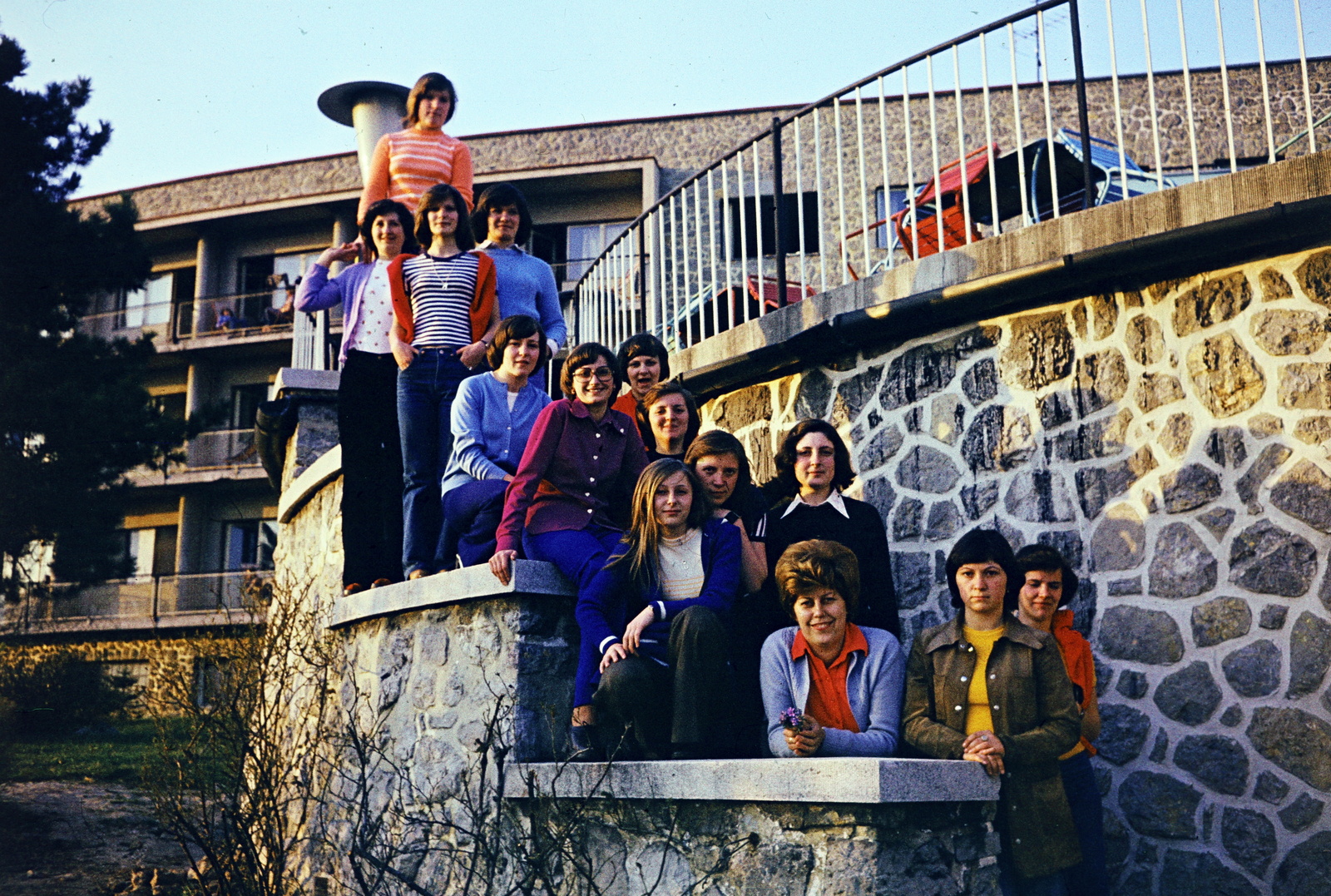 Magyarország, Pécs, a felvétel a Kikelet szálló előtt készült., 1975, Darányi Zsolt, Best of, osztálykirándulás, Fortepan #272338