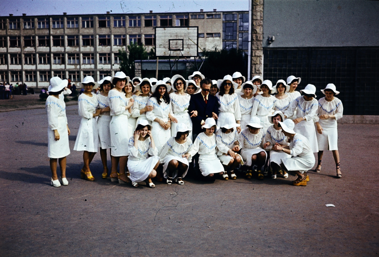 1975, Darányi Zsolt, kalap, ballagás, kakukktojás, kosárlabda palánk, jelmez, Fortepan #272340