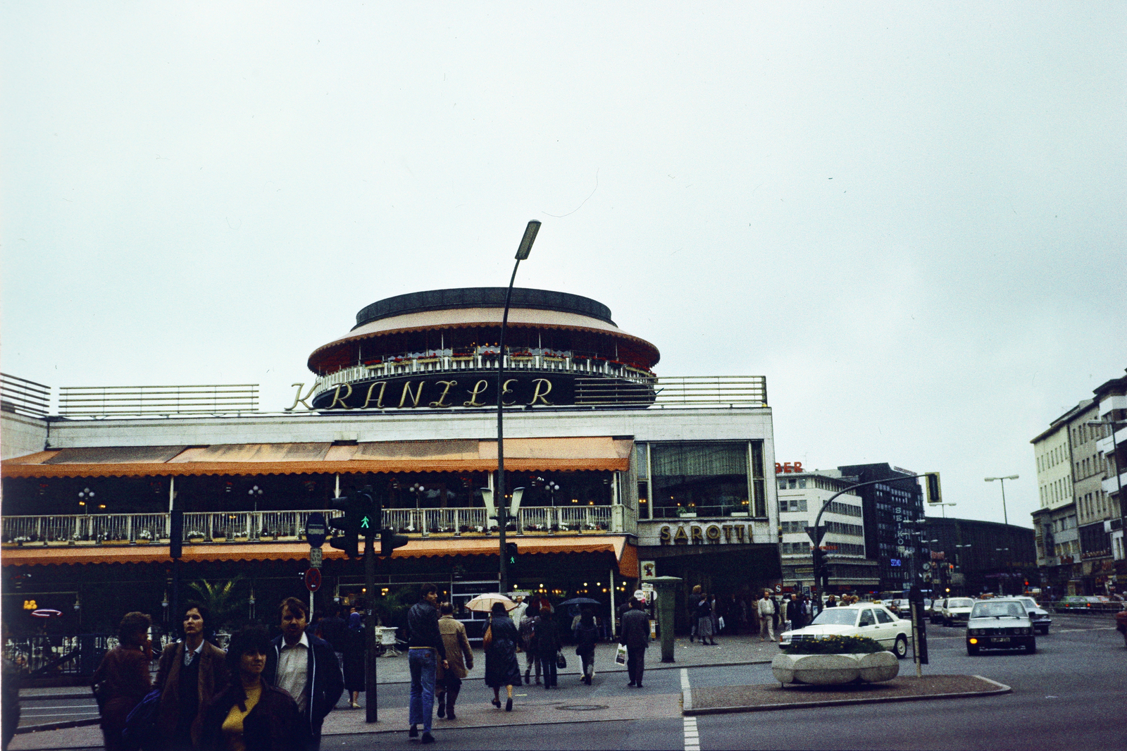 Németország, Berlin, Nyugat-Berlin, a Kurfürstendamm a Joachimsthaler Strasse sarkánál, Café Kranzler., 1984, Darányi Zsolt, Fortepan #272341