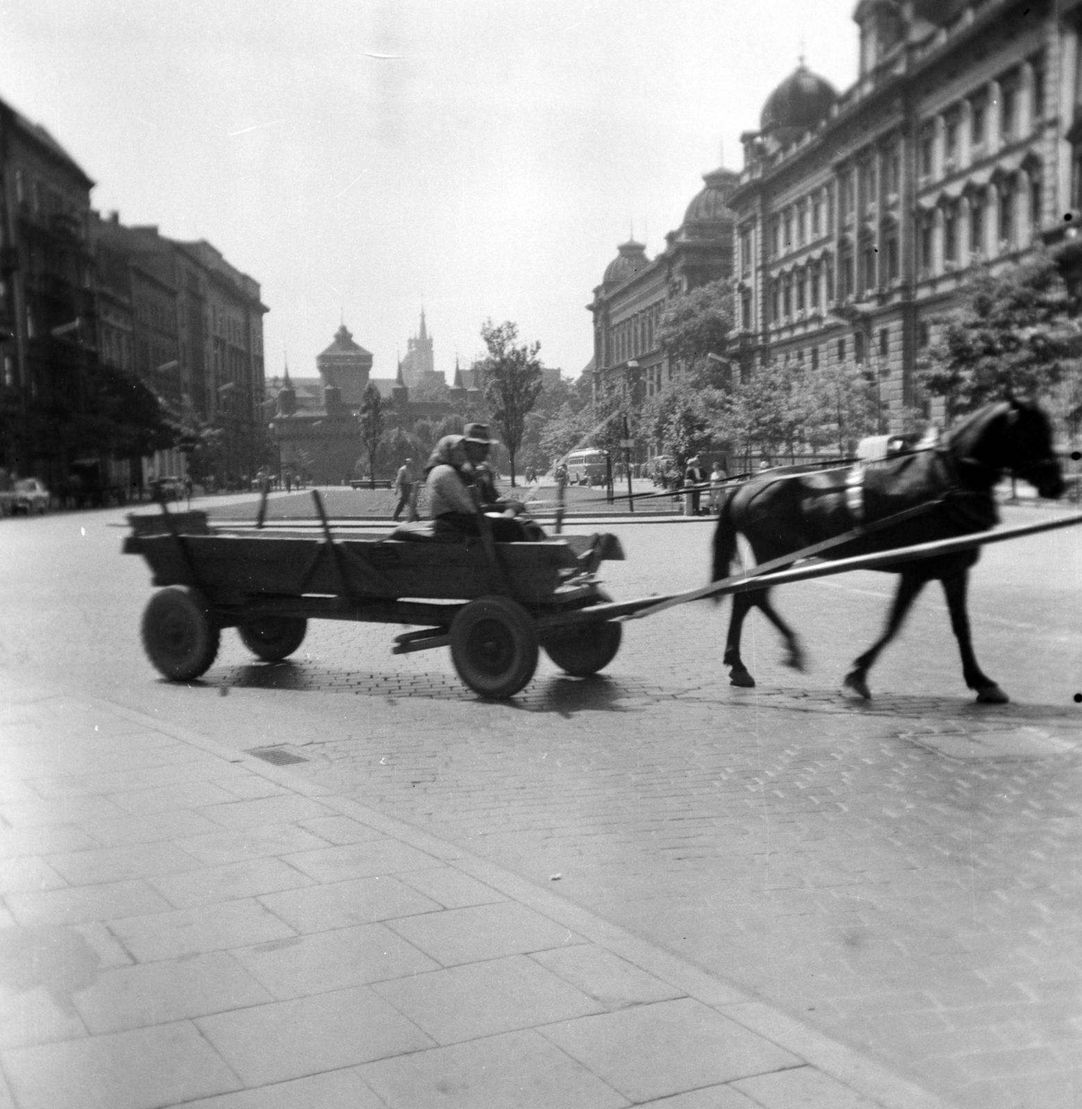 Poland, Kraków, Plac Jana Matejki, szemben a barbakán., 1962, Dervarits Diána és Póth Attila, Fortepan #272351