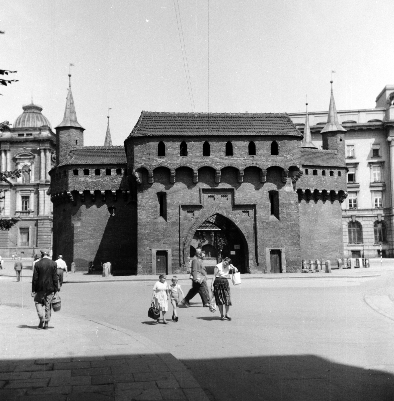 Poland, Kraków, ulica Basztowa, szemben a barbakán., 1962, Dervarits Diána és Póth Attila, Fortepan #272357