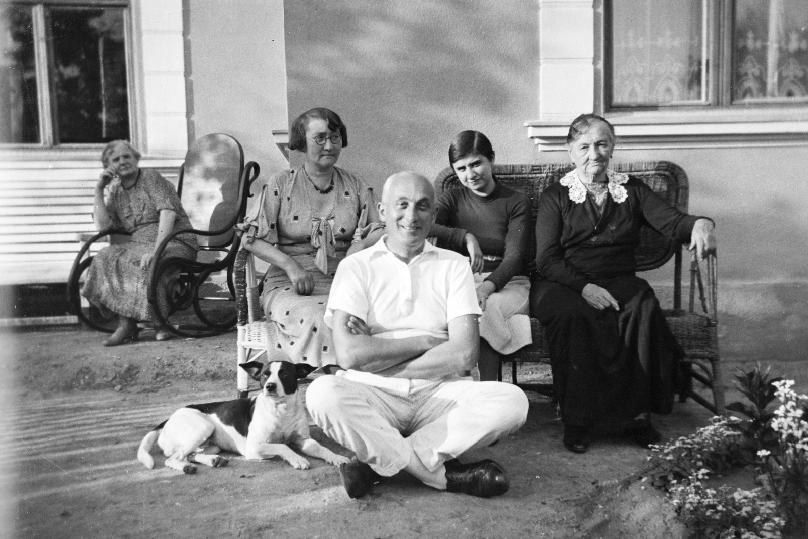 1938, Hegedűs Tibor dr, kakukktojás, csoportkép, család, kutya, fejtámasztás, törökülés, hintaszék, generációk, Fortepan #272372
