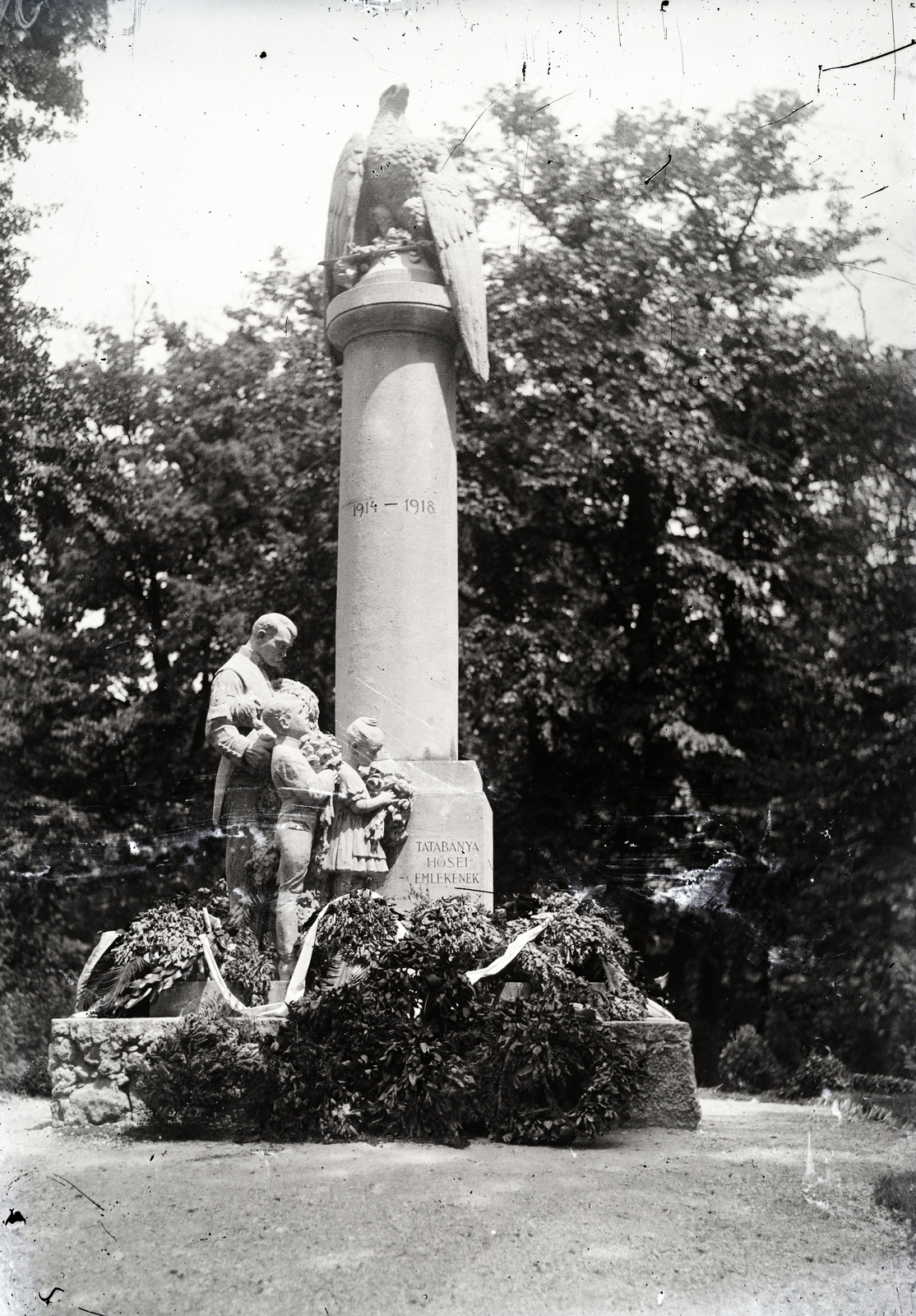 Hungary, Tata-Tóváros, Liget park, a tó Semmelweiss utca felőli oldalán áll Ligeti Miklós I. világháborús emlékműve (1926)., 1931, Németh András dr., monument, sculptural group, Fortepan #272378