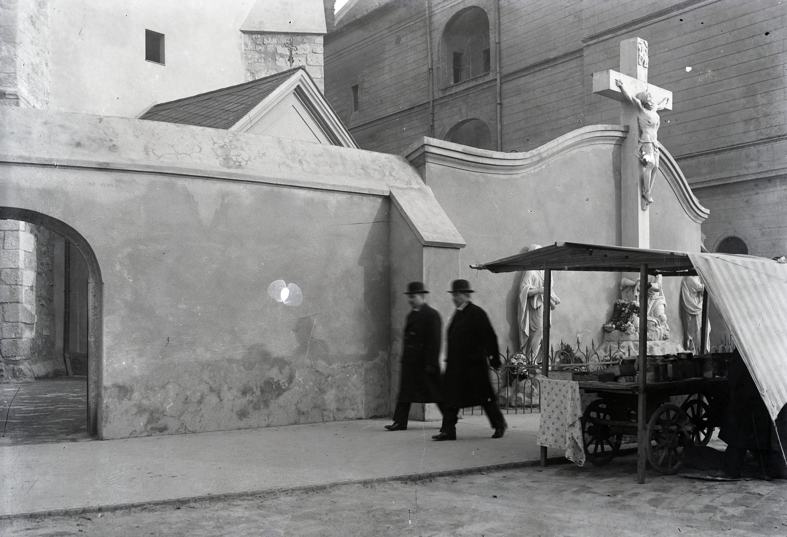 Magyarország, Kecskemét, Lestár tér, Kálvária szoborcsoport a Szent Miklós-templom / Barátok temploma előtt. Jobbra az I. katolikus bérház., 1921, Németh András dr., Fortepan #272382