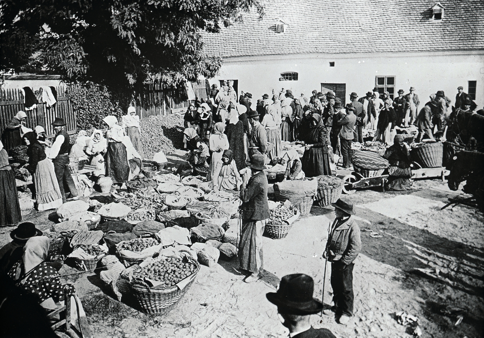 1937, Frihedsmuseet, piac, udvar, paraszt, népviselet, kosár, ostor, talicska, Fortepan #272393