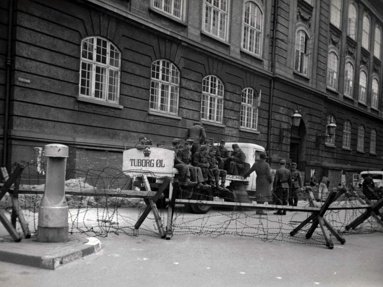 Dánia, Koppenhága, Fiolstræde 44., 1945, Fridhetsmuseet, magyar katona, drótakadály, Tuborg-márka, Fortepan #272396