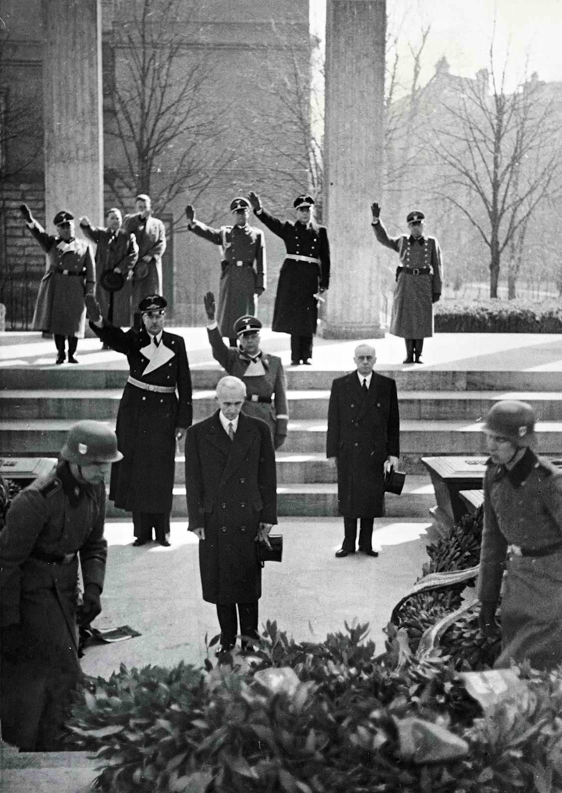 Németország, Berlin, Unter den Linden, a háborús áldozatok emlékműve (Neue Wache), középen Bárdossy László miniszterelnök., 1941, Frihedsmuseet, gesztus, nácizmus, Fortepan #272400
