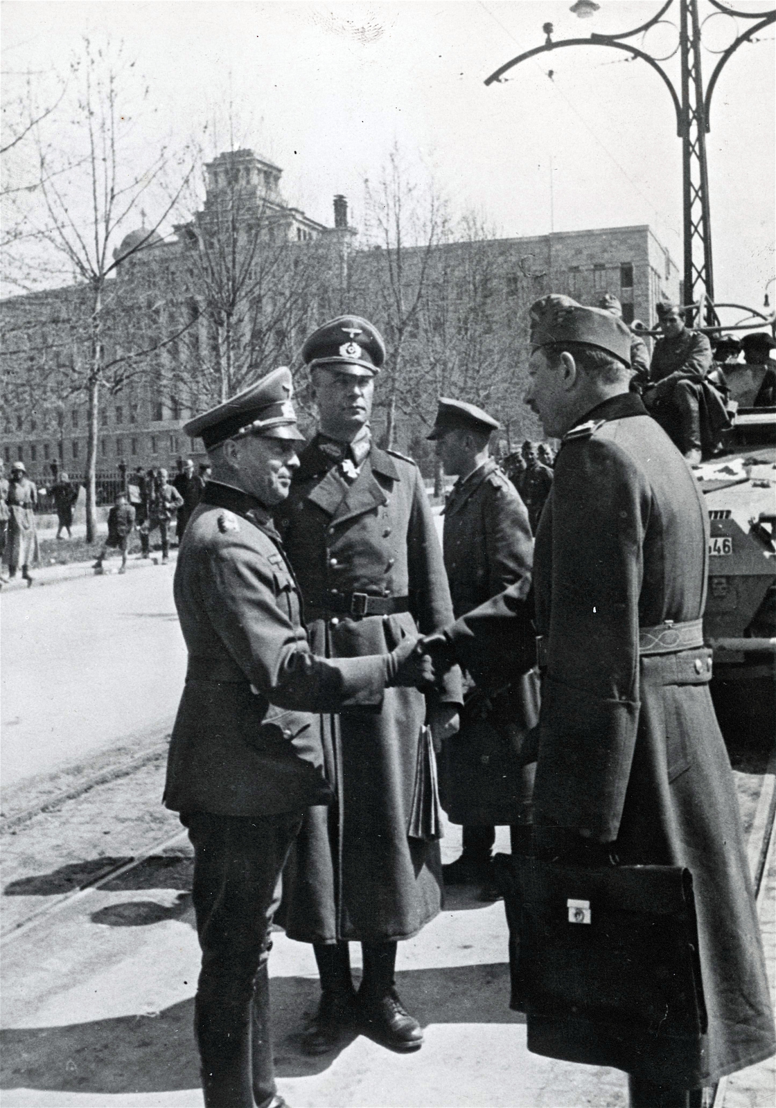 Szerbia, Belgrád, Nikola Pašić tér (ekkor Terazije), háttérben a főposta. Balról Paul Ludwig Ewald von Kleist vezérezredes és Georg-Hans Reinhardt vezérezredes., 1942, Fridhetsmuseet, Fortepan #272401