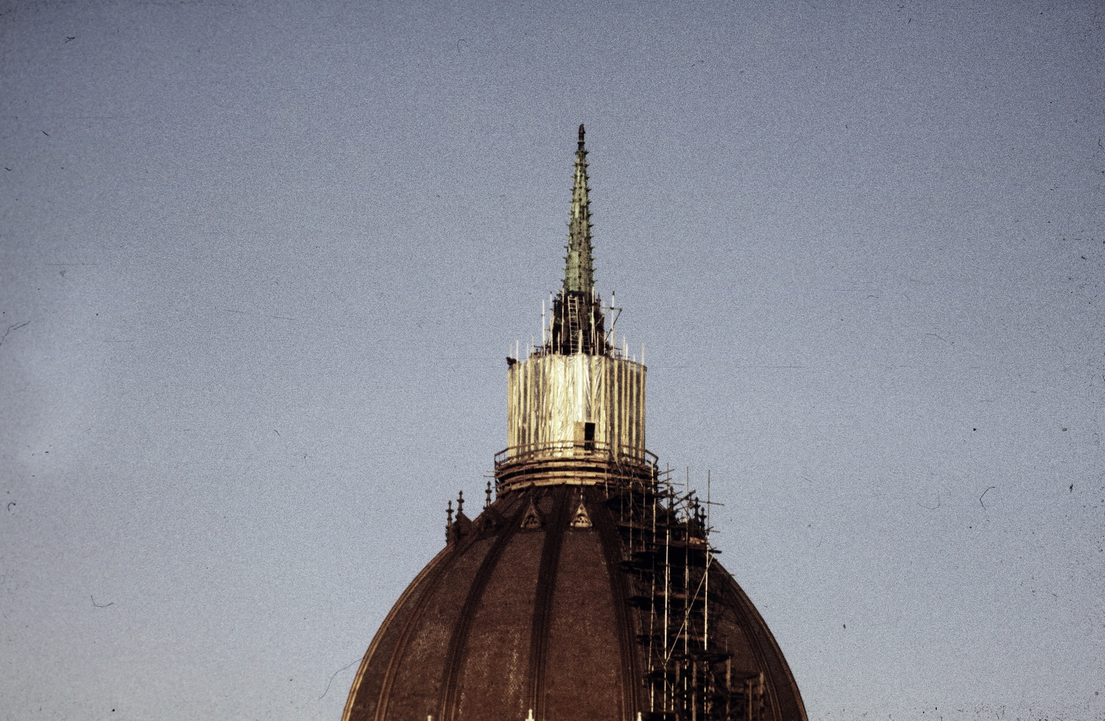 Hungary, Budapest V., Kossuth Lajos tér, a felvétel a Parlament kupoláján lévő vörös csillag eltávolításakor készült., 1990, Gerely Ferenc, parliament, Red Star, Budapest, Fortepan #272406