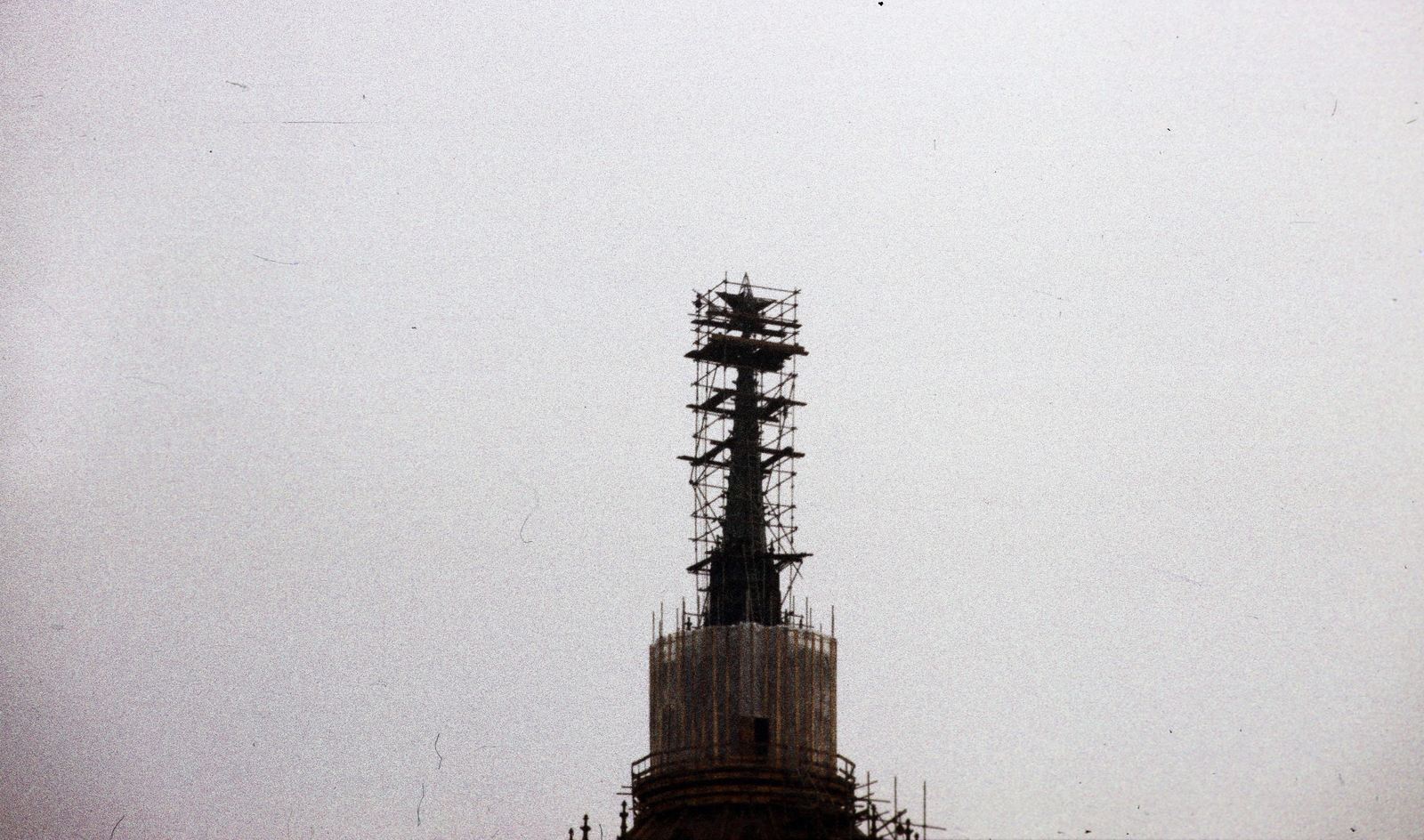 Hungary, Budapest V., Kossuth Lajos tér, a felvétel a Parlament kupoláján lévő vörös csillag eltávolításakor készült., 1990, Gerely Ferenc, parliament, Red Star, Budapest, Fortepan #272407