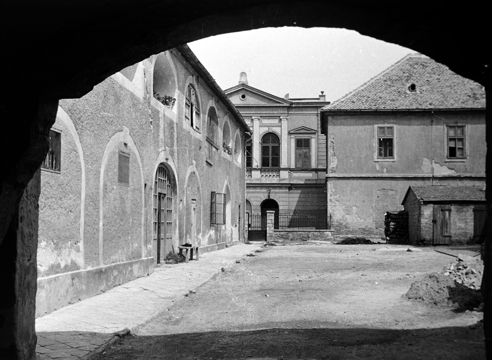 Hungary,Lake Balaton, Keszthely, Kossuth Lajos utca 22., Goldmark Károly zeneszerző szülőházának udvara. Középen háttérben a zsinagóga., 1966, Gergely János, Fortepan #272426