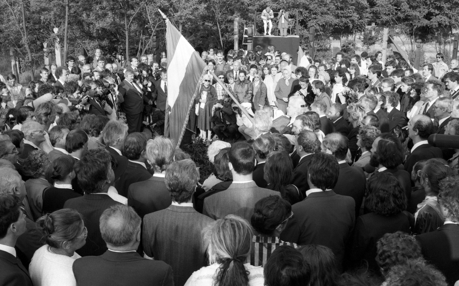 Hungary, Budapest X., Új Köztemető, 301-es parcella 1989. június 16-án, Nagy Imre és mártírtársai újratemetésekor., 1989, Horváth Péter, flag, mass, commemoration, Budapest, Fortepan #272475