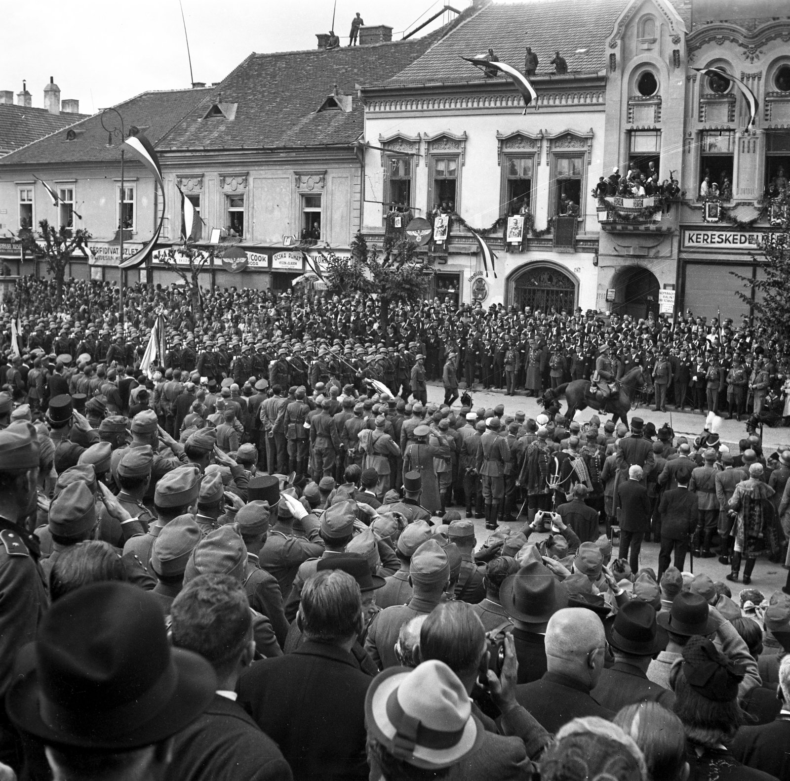 Romania,Transylvania, Cluj-Napoca, Fő tér a magyar csapatok bevonulása idején. A felvétel 1940. szeptember 15-én a kormányzói fogadó ünnepségen készült., 1940, Hózer Benjamin, Fortepan #272488
