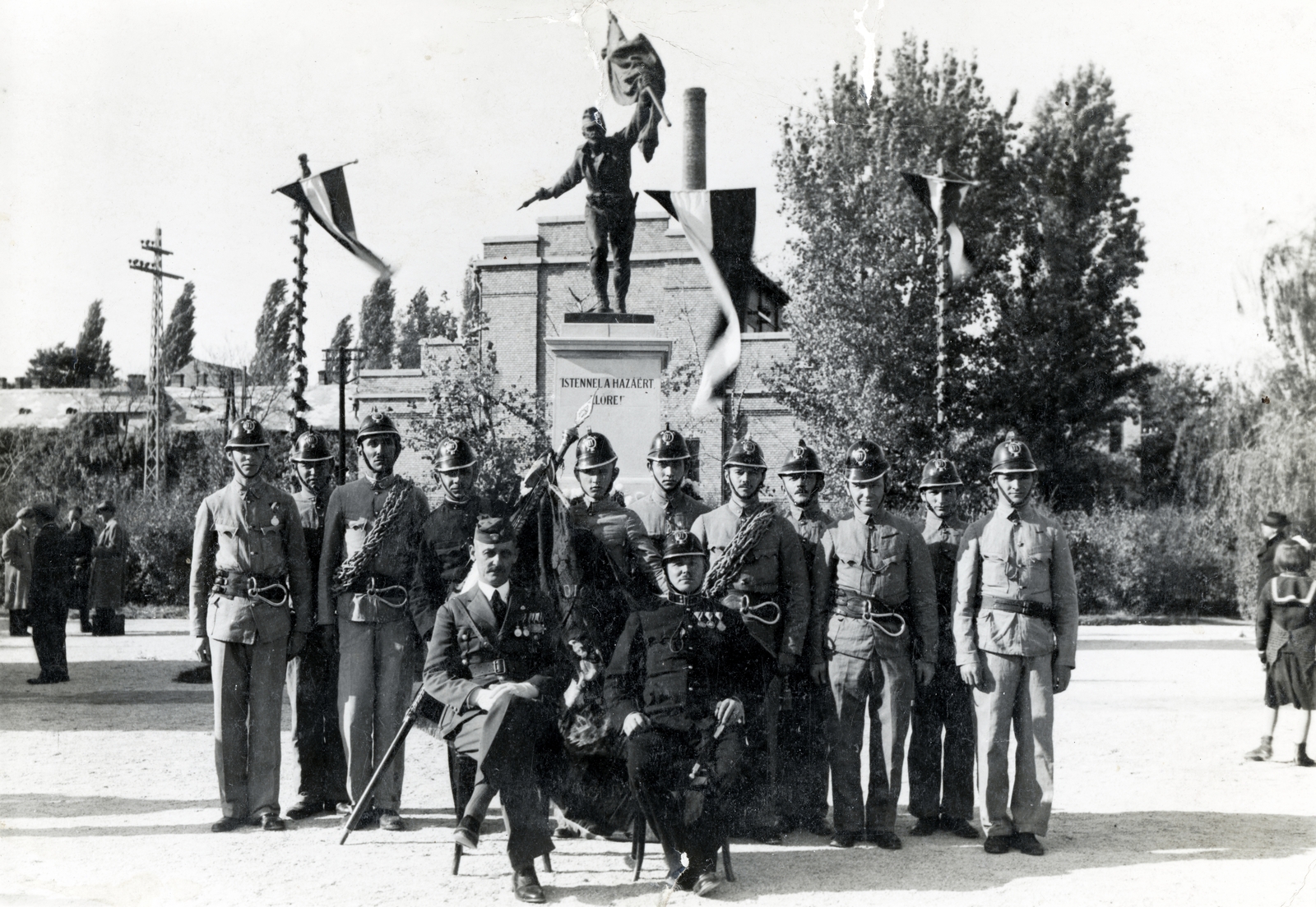 Magyarország, Budapest XVI., Hősök tere, a késöbbi Ostoros út - Strand Kert határolta terület, I. világháborús emlékmű (Istók János, 1937.), 1938, Hózer Benjamin, tűzoltó, Budapest, Fortepan #272494