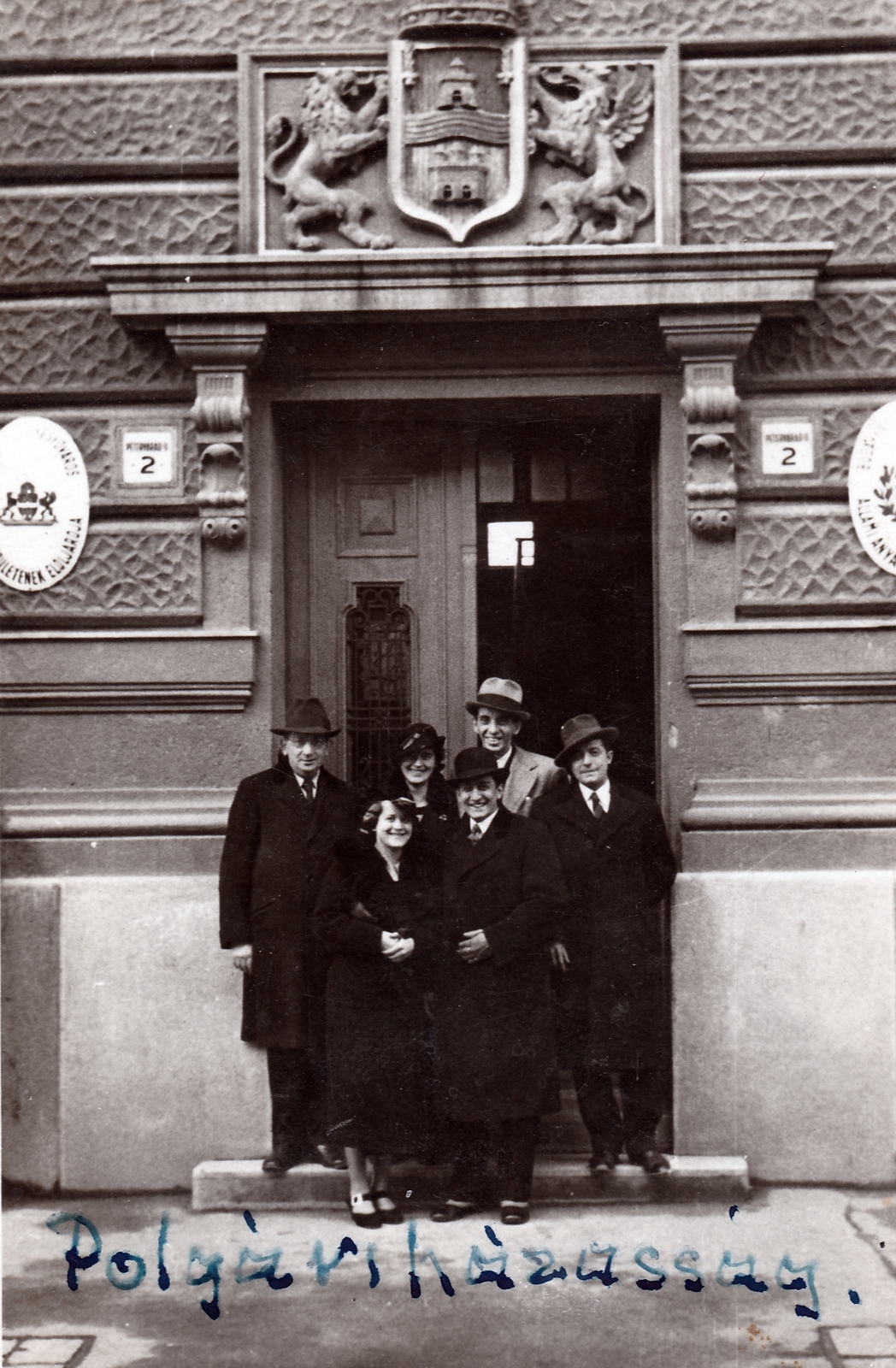 Hungary, Budapest XIV., Pétervárad utca 2., a felvétel a kerületi Elöljáróság (később Zuglói Polgármesteri Hivatal) előtt készült., 1943, Hózer Benjamin, crest, enamel sign, Budapest, Fortepan #272511