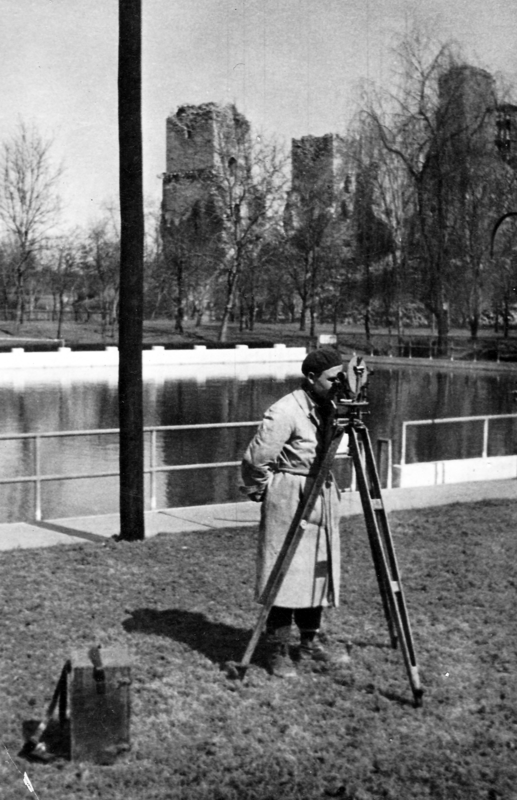 Hungary, Miskolc, strand, háttérben a vár., 1954, Hózer Benjamin, theodolite, Fortepan #272522