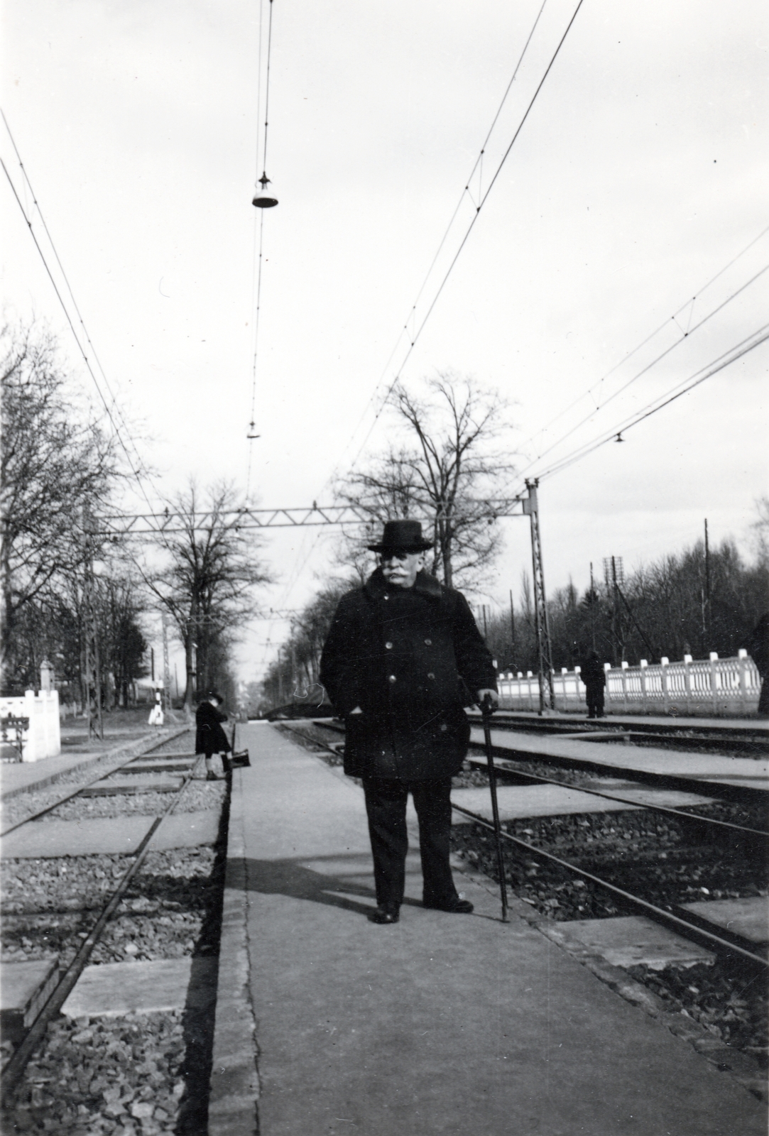 Magyarország, Budapest XVI., Mátyásföld HÉV megálló (később Imre utca HÉV megálló)., 1937, Hózer Benjamin, kabát, férfi, kalap, utazás, sétabot, idős ember, Budapest, Fortepan #272533