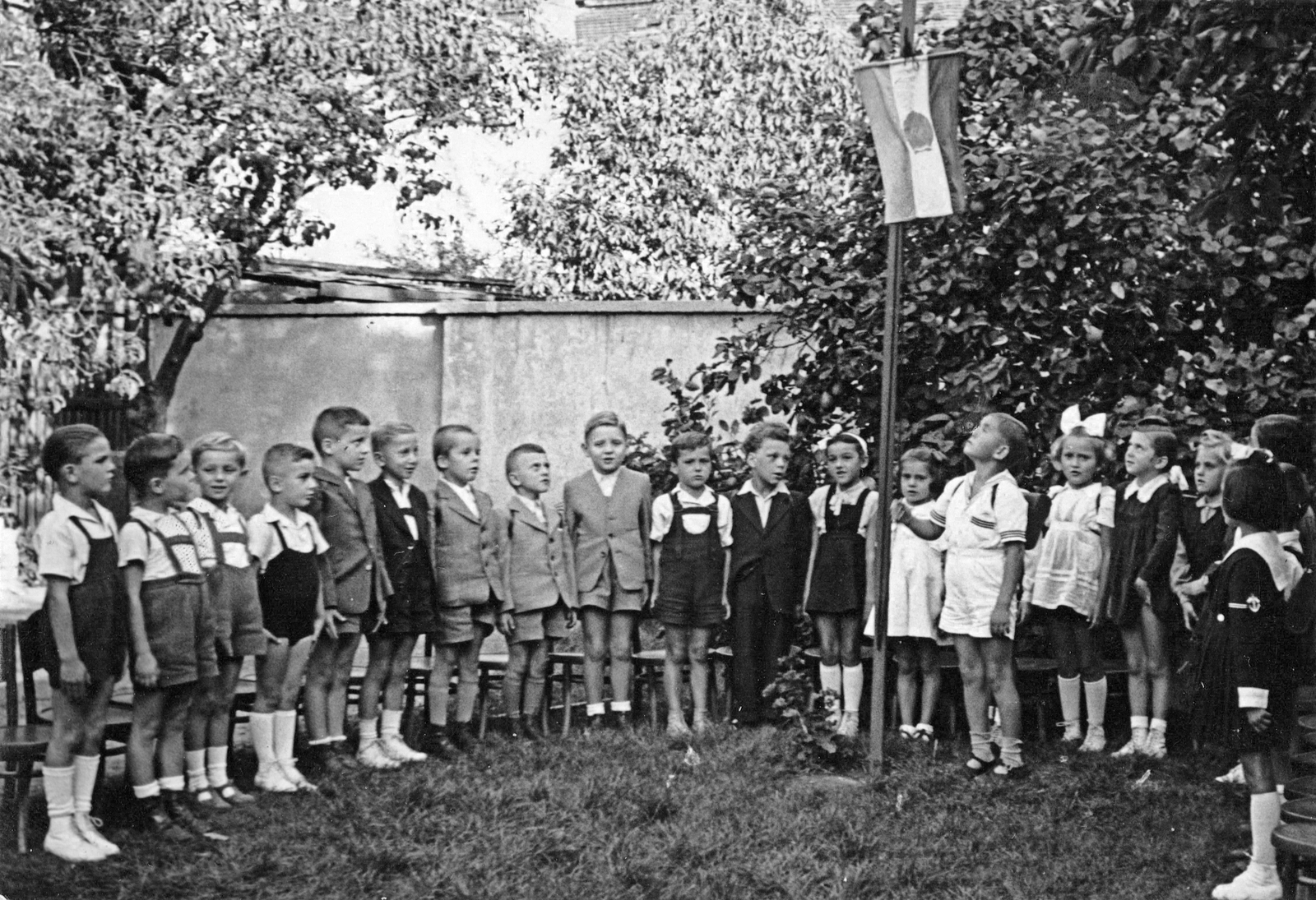 1955, Hózer Benjamin, kids, school yard, flag raising, Fortepan #272537