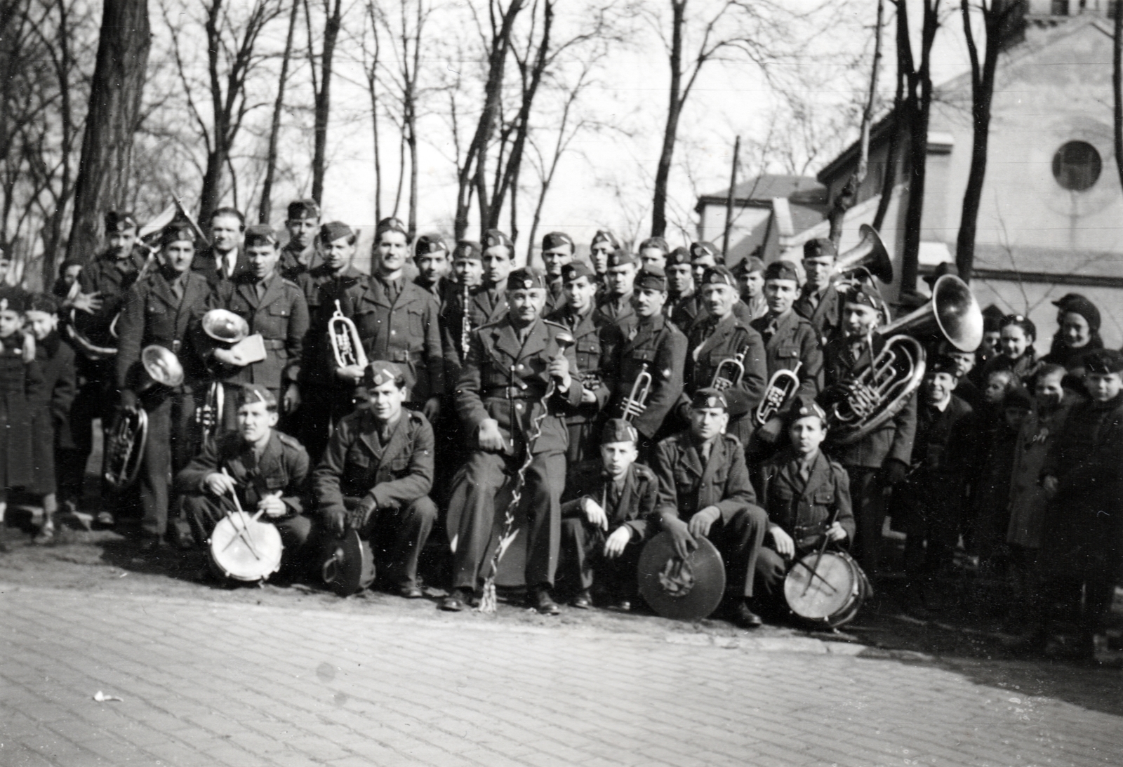 Hungary, Budapest XIV., Klebelsberg Kunó utca, katonazenekar a Pestújhelyi Keresztelő Szent János-templom előtt., 1940, Hózer Benjamin, musical instrument, military band, drum major, youth military organisation, trumpet, wind band, drum, Budapest, Fortepan #272545