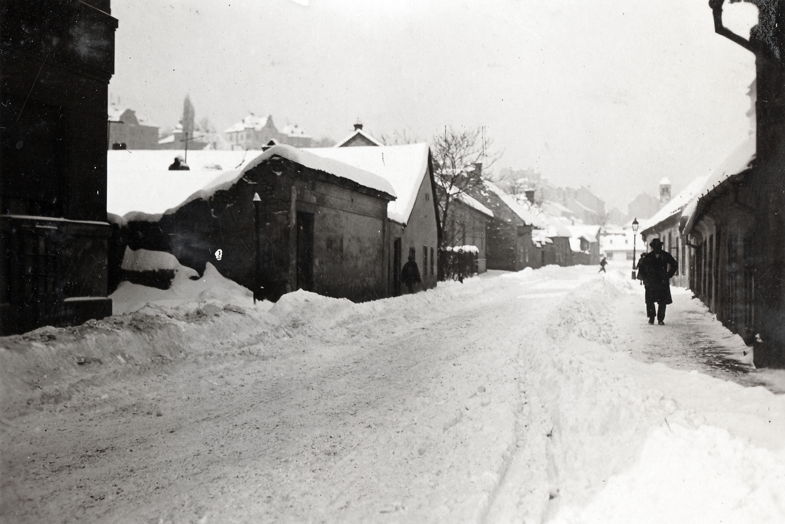 Magyarország, Tabán, Budapest I., az Árok utca a Bocskai / Bocskay tér közelében, jobbra a háztetők felett a Bethlen-udvar részlete látható., 1930, Hózer Benjamin, utcakép, tél, havas táj, Budapest, Fortepan #272547
