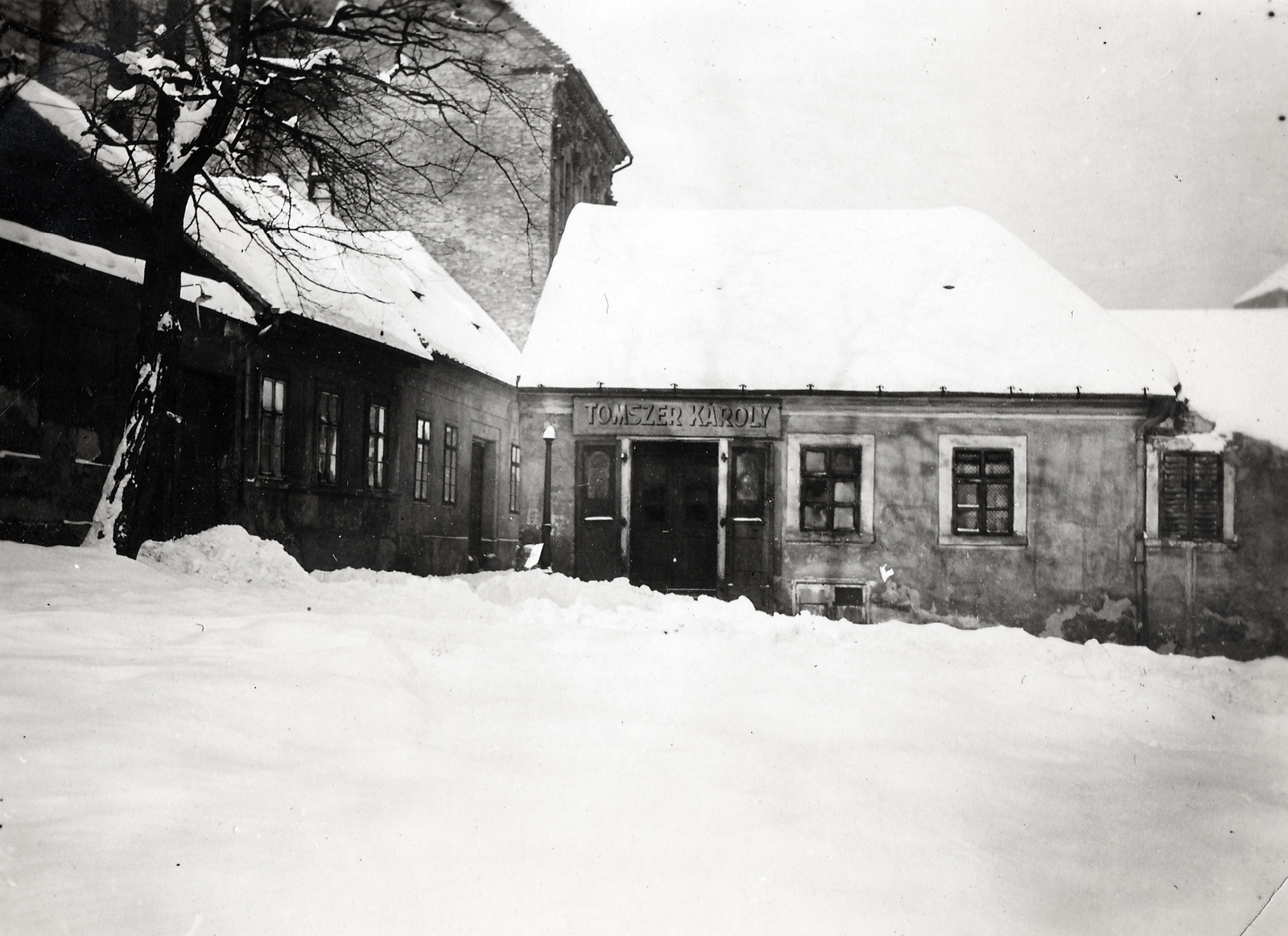 Magyarország, Tabán, Budapest I., Bocskai / Bocskay tér, szemben a 3-as számú ház, balra az Aranykakas utca., 1930, Hózer Benjamin, hó, tél, utca, havas táj, Budapest, Fortepan #272548