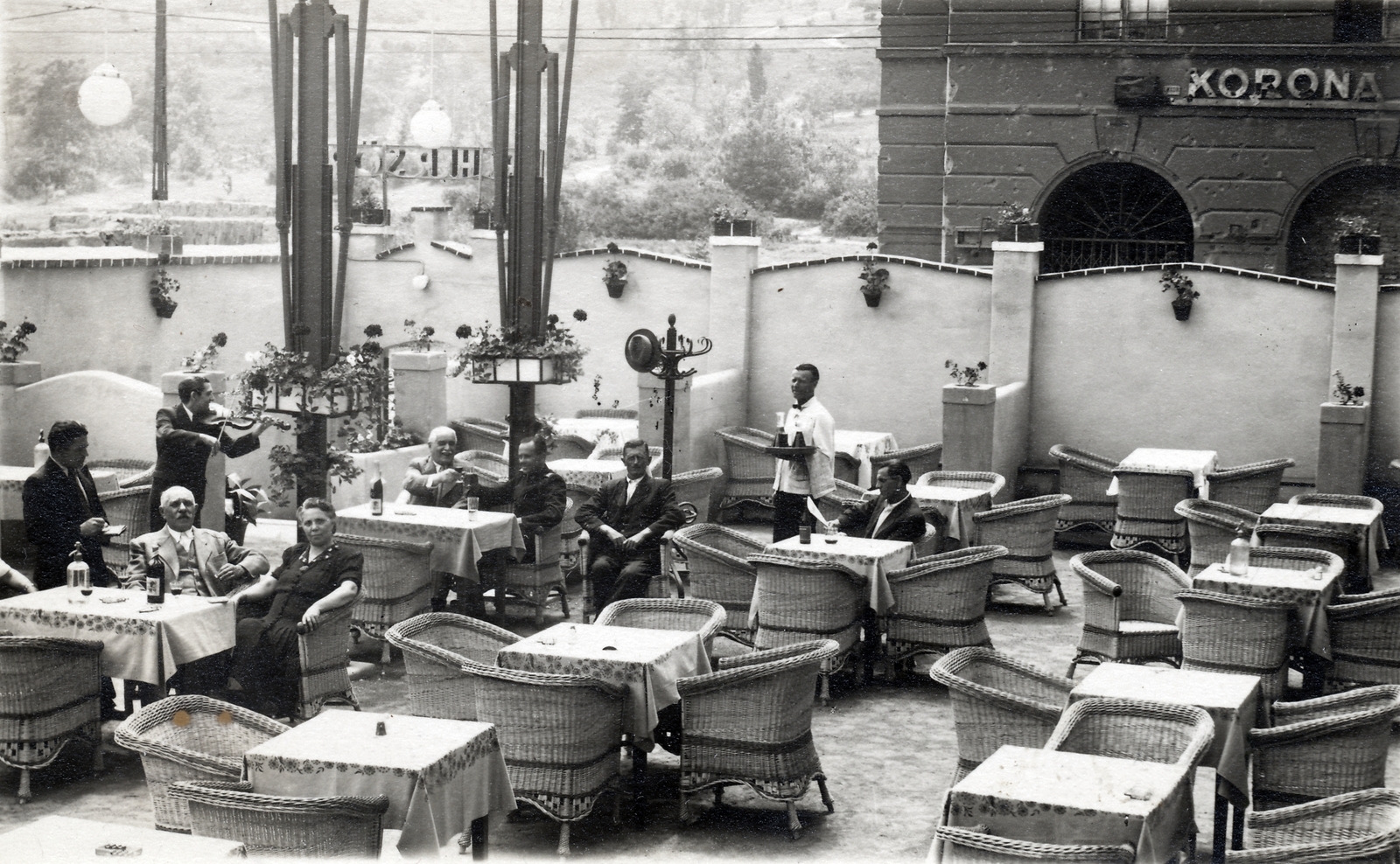 Hungary, Tabán, Budapest I., Attila út, a kerthelyiség fala mögött, jobbra a háttérben a Bethlen-udvar., 1952, Jurányi Attila, wicker chair, Budapest, Fortepan #272566