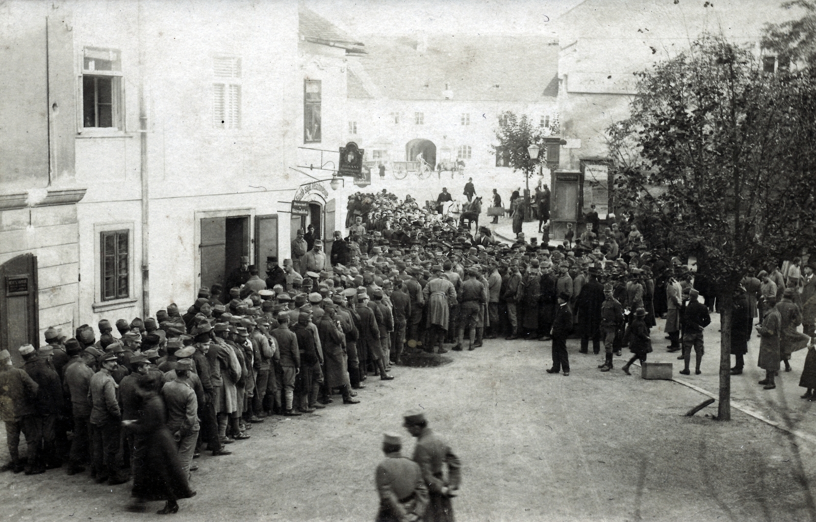 Hungary, Sopron, Előkapu, szemben távolabb a Várkerület épületei látszanak., 1915, Jurányi Attila, military, mass, Fortepan #272570