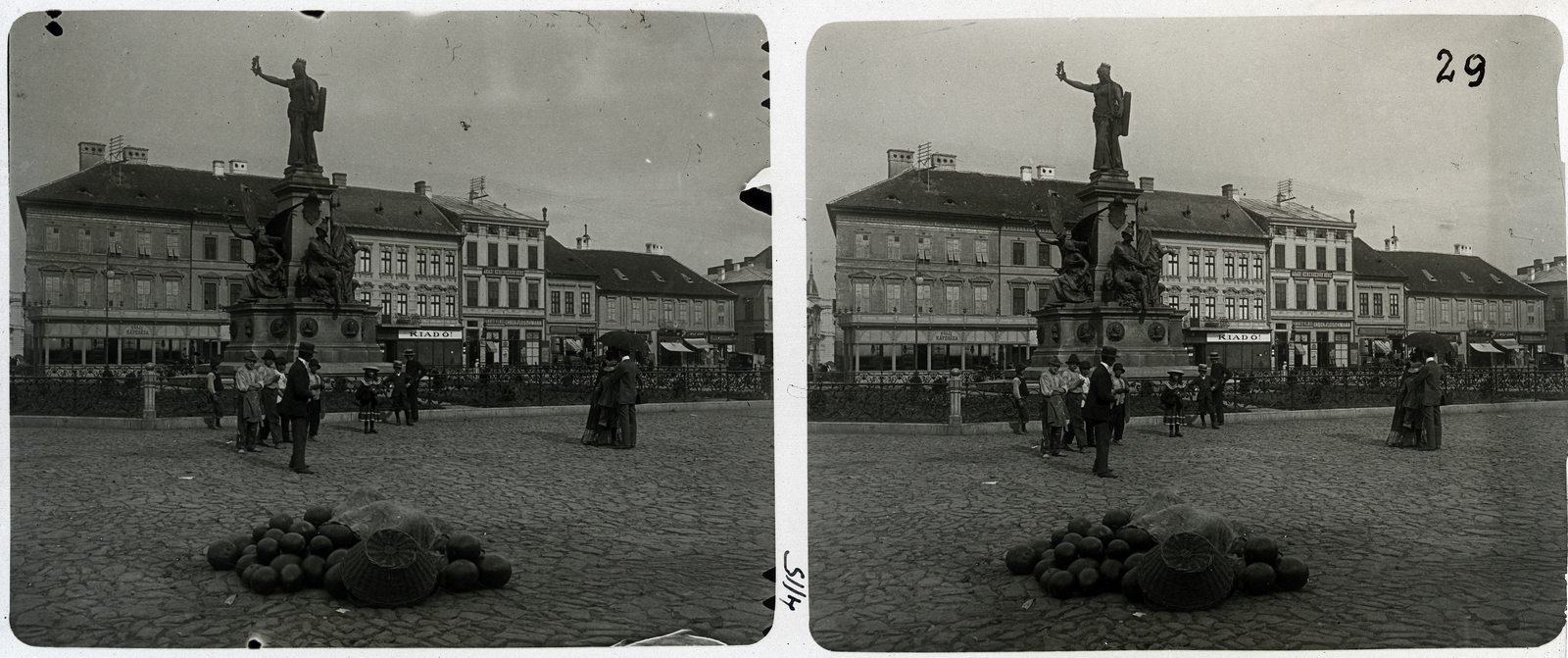 Románia,Erdély, Arad, Szabadság tér, Aradi vértanúk-emlékműve (Huszár Adolf és Zala György alkotása)., 1903, Schoch Frigyes, szobor, emlékmű, kosár, sztereófotó, Huszár Adolf-terv, napellenző, Zala György-terv, Fortepan #27258