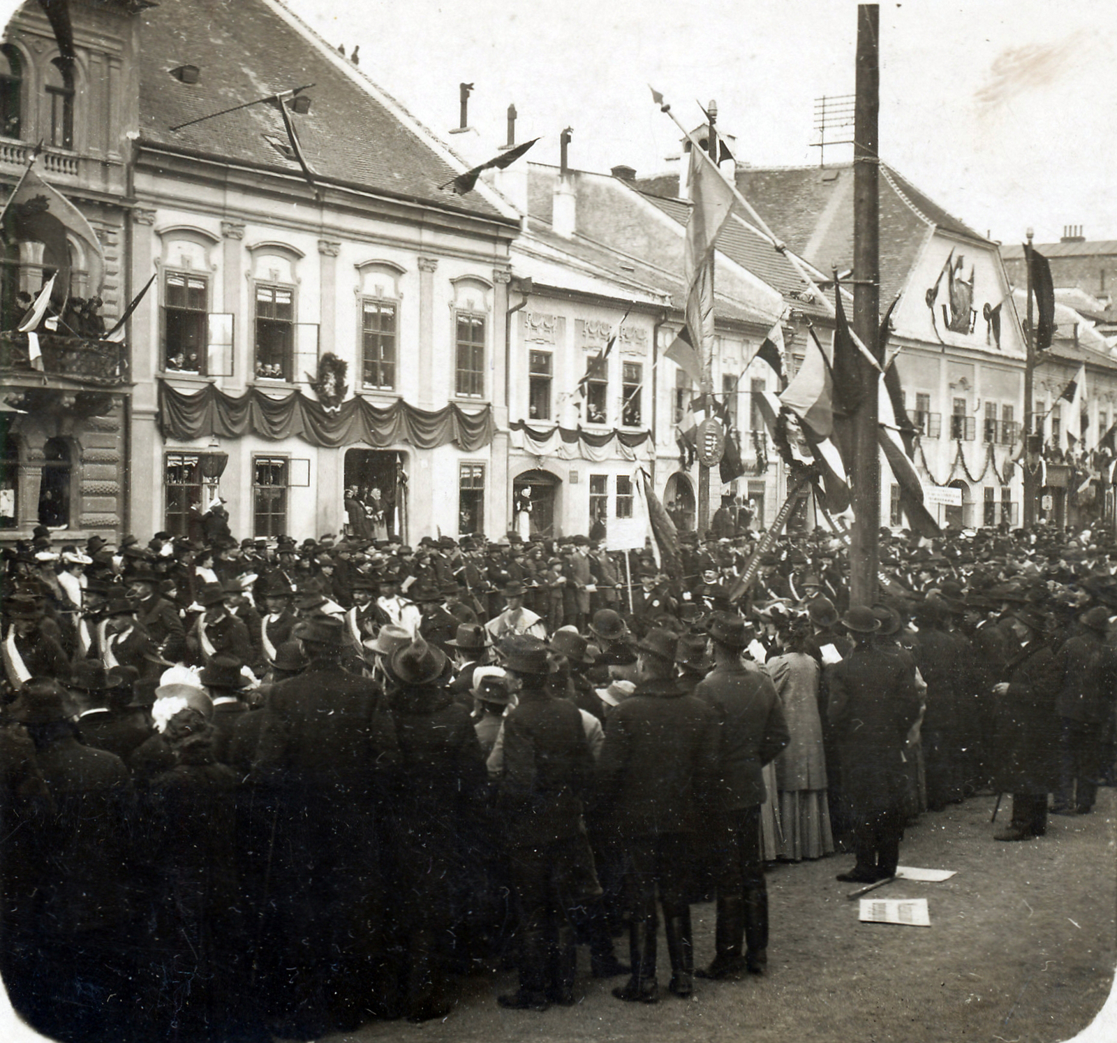 Slovakia, Košice, Fő tér (Hlavné namestie), a felvétel 1906. október 29-én, II. Rákóczi Ferenc és bujdosótársai újratemetésekor készült., 1906, Jurányi Attila, gendarme, gaping, crest, peeking, Fortepan #272582
