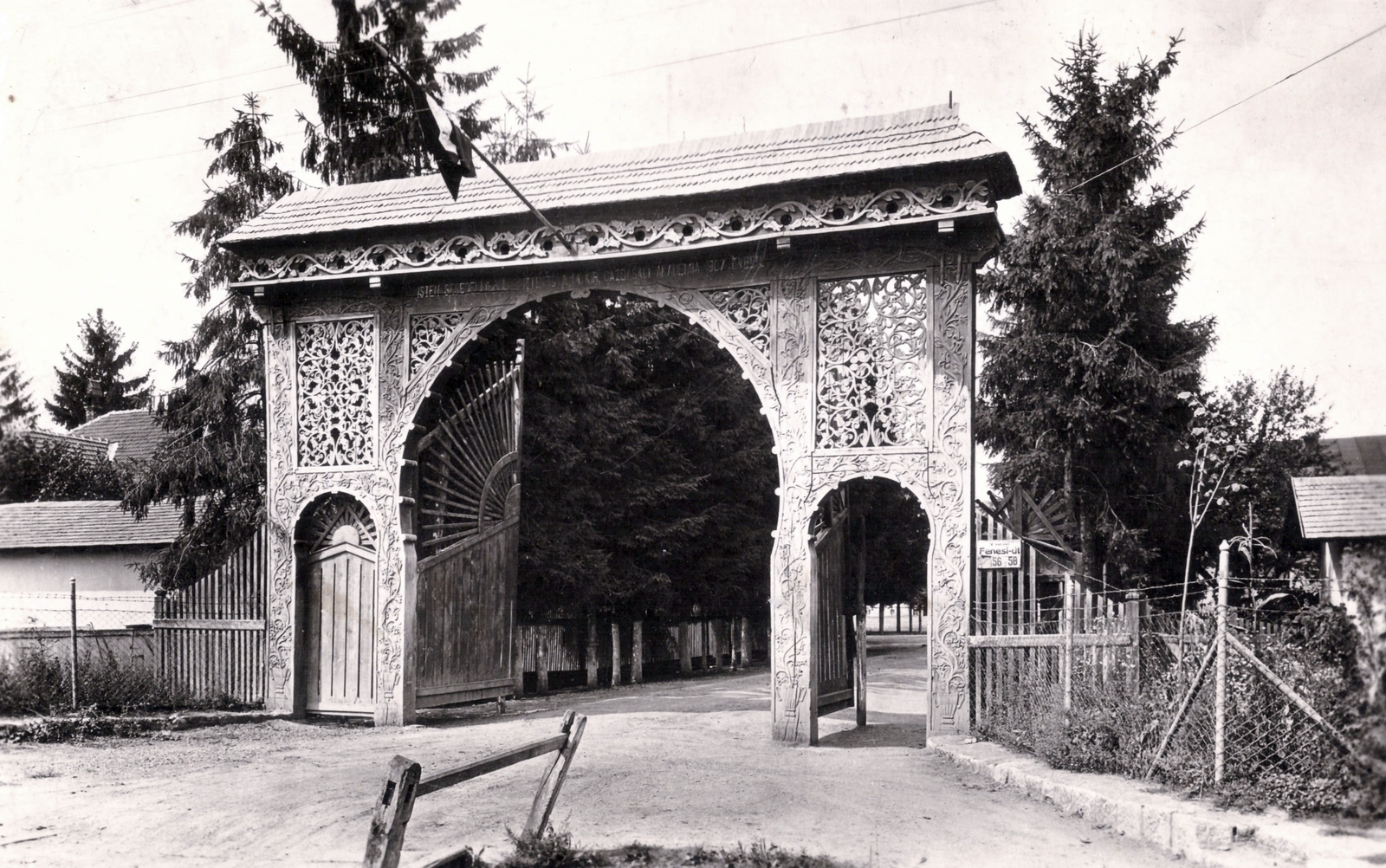 Romania,Transylvania, Cluj-Napoca, Fenesi út 56-58., a Magyar Királyi Gazdasági Akadémia székelykapuja., 1942, Keresztesy Róbert, sekler gate, Fortepan #272619